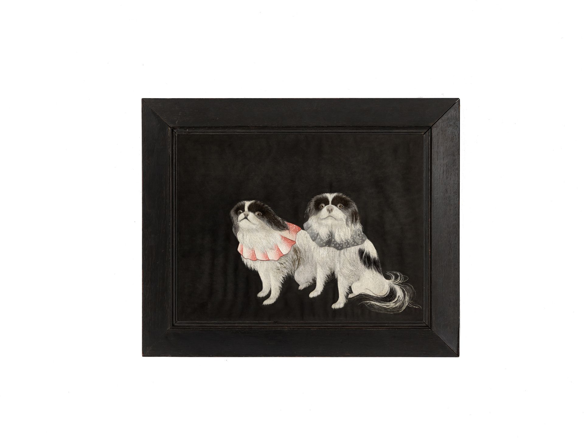 A SILK EMBROIDERED PANEL DEPICTING A PAIR OF JAPANESE CHIN DOGS - Bild 2 aus 8