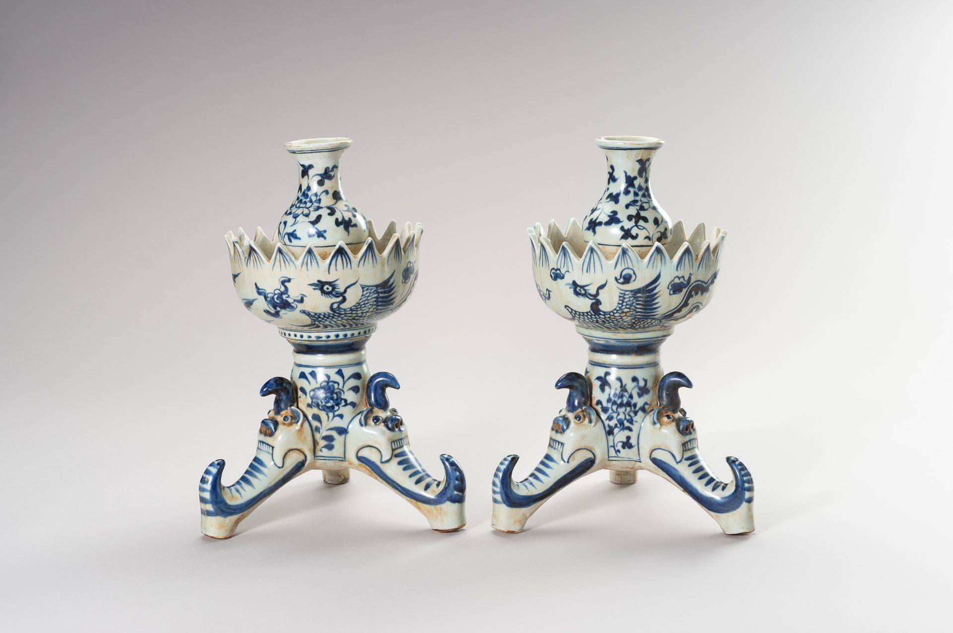 A PAIR OF MING STYLE BLUE AND WHITE CANDLE HOLDERS - Image 6 of 8