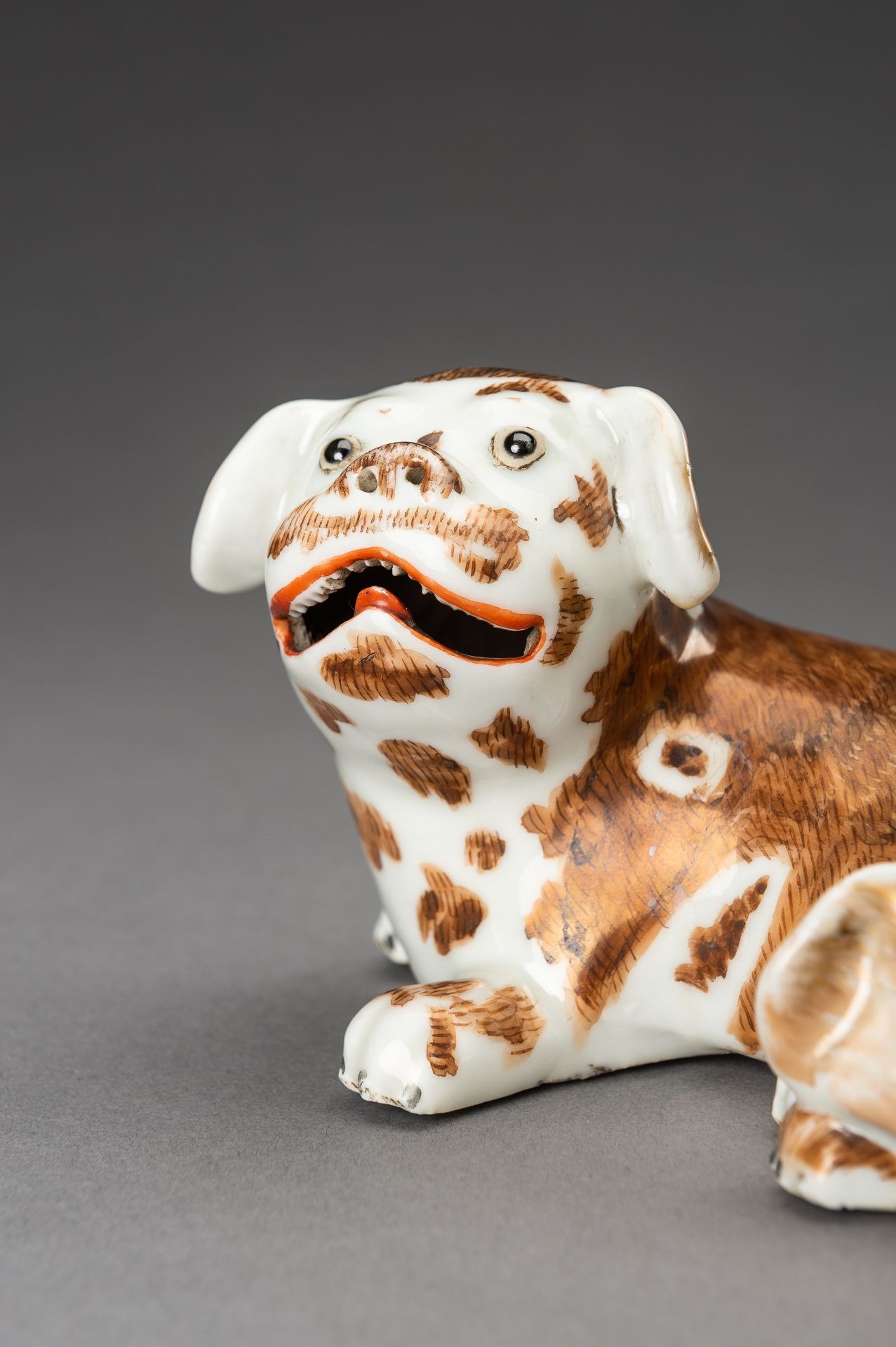 A CANTON 'PUG DOG' EXPORT PORCELAIN CANDLE STICK, QING - Bild 3 aus 12