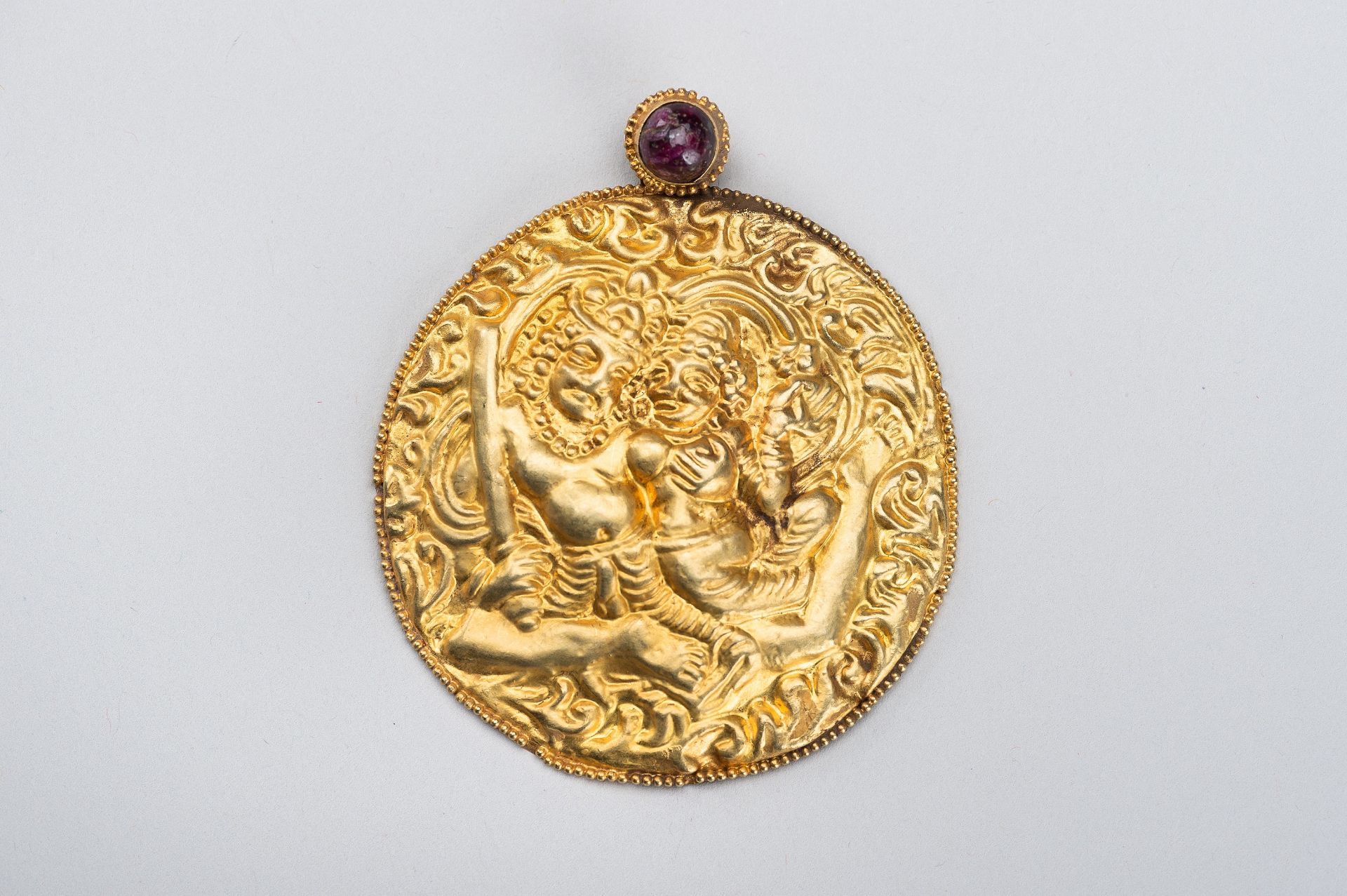 A GOLD REPOUSSE PENDANT WITH SHIVA AND PARVATI - Bild 7 aus 8