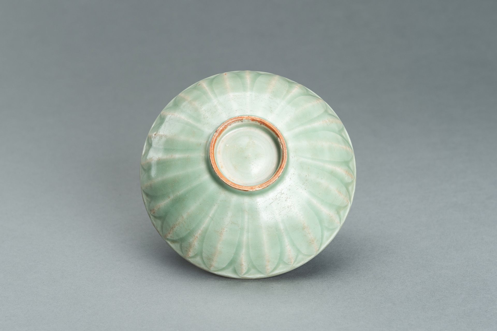 A LONGQUAN PORCELAIN 'LOTUS' BOWL, SONG - MING - Image 10 of 11