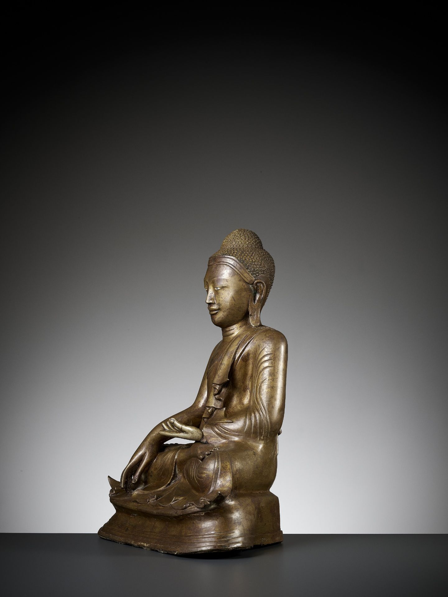 A LARGE BRONZE OF BUDDHA, SHAN STATE - Bild 6 aus 12