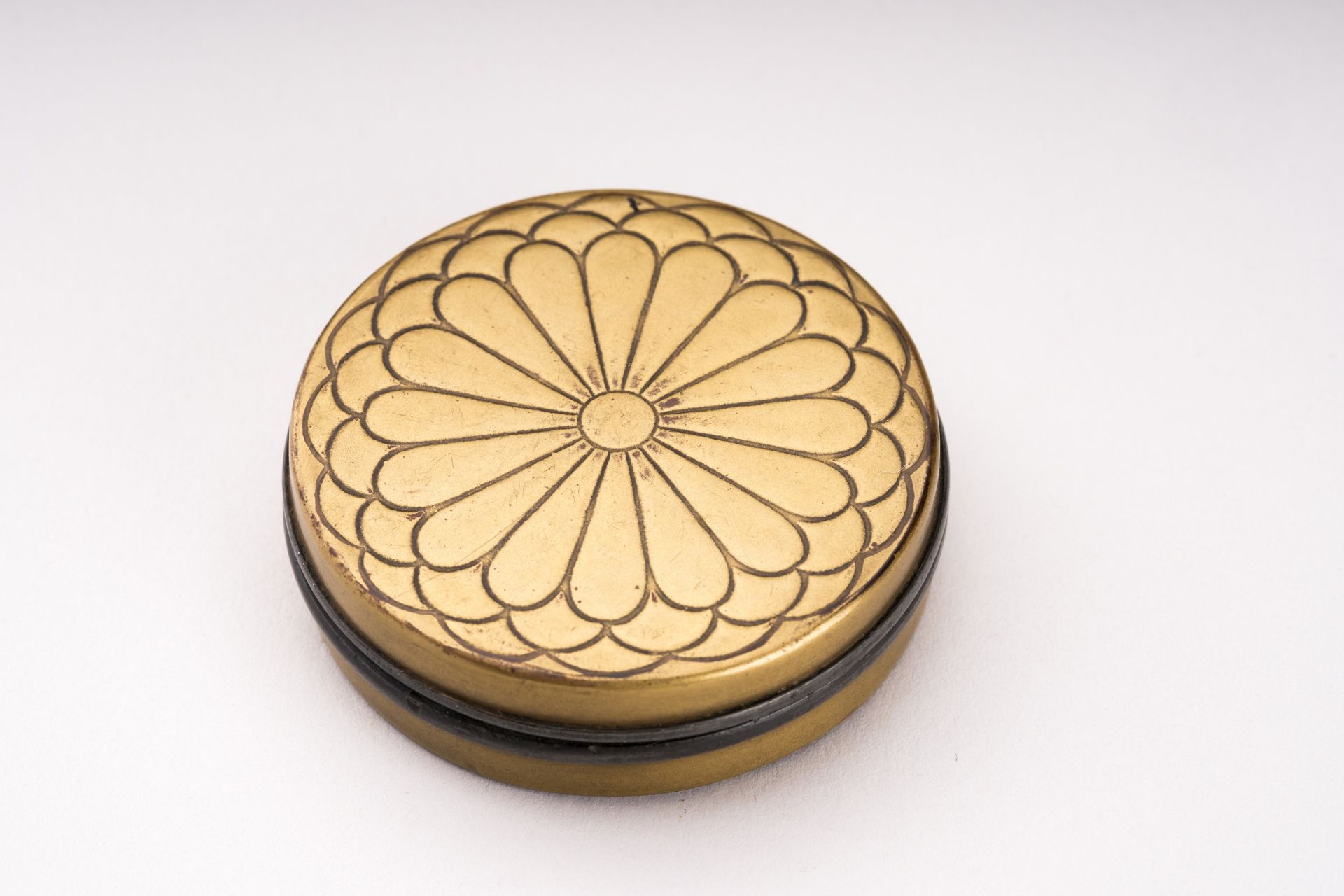 A GOLD LACQUER 'CHRYSANTHEMUM" BOX, MEIJI - Image 4 of 5