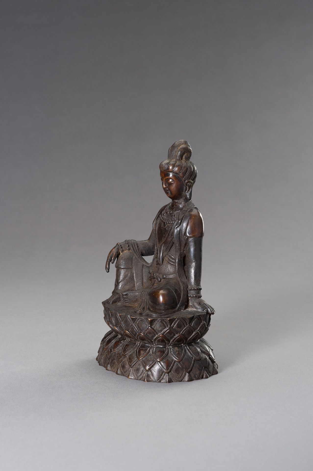 A BRONZE FIGURE OF GUANYIN, REPUBLIC PERIOD - Bild 5 aus 8