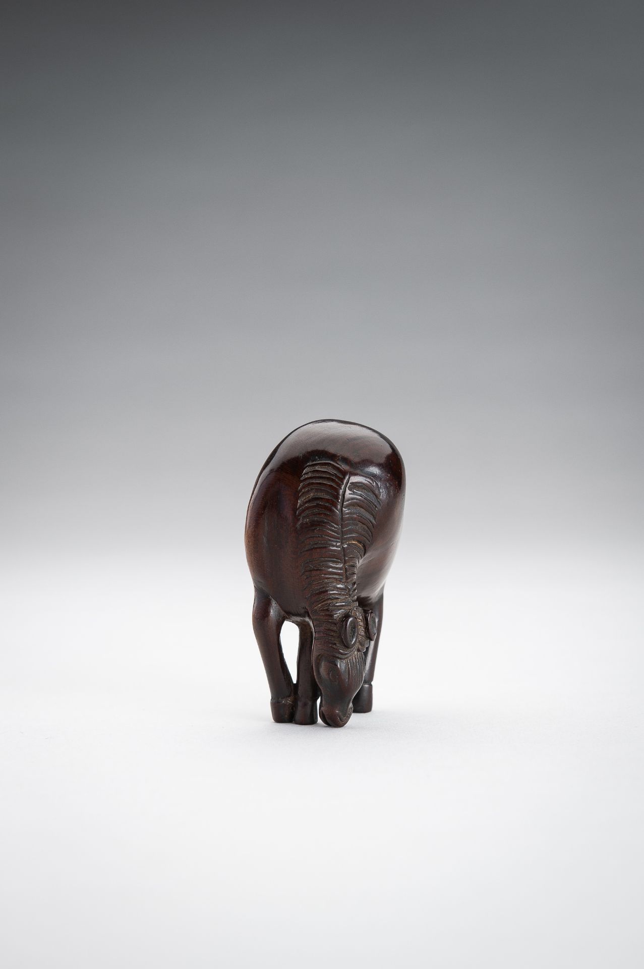 A LARGE WOOD NETSUKE OF A STANDING HORSE - Image 7 of 10