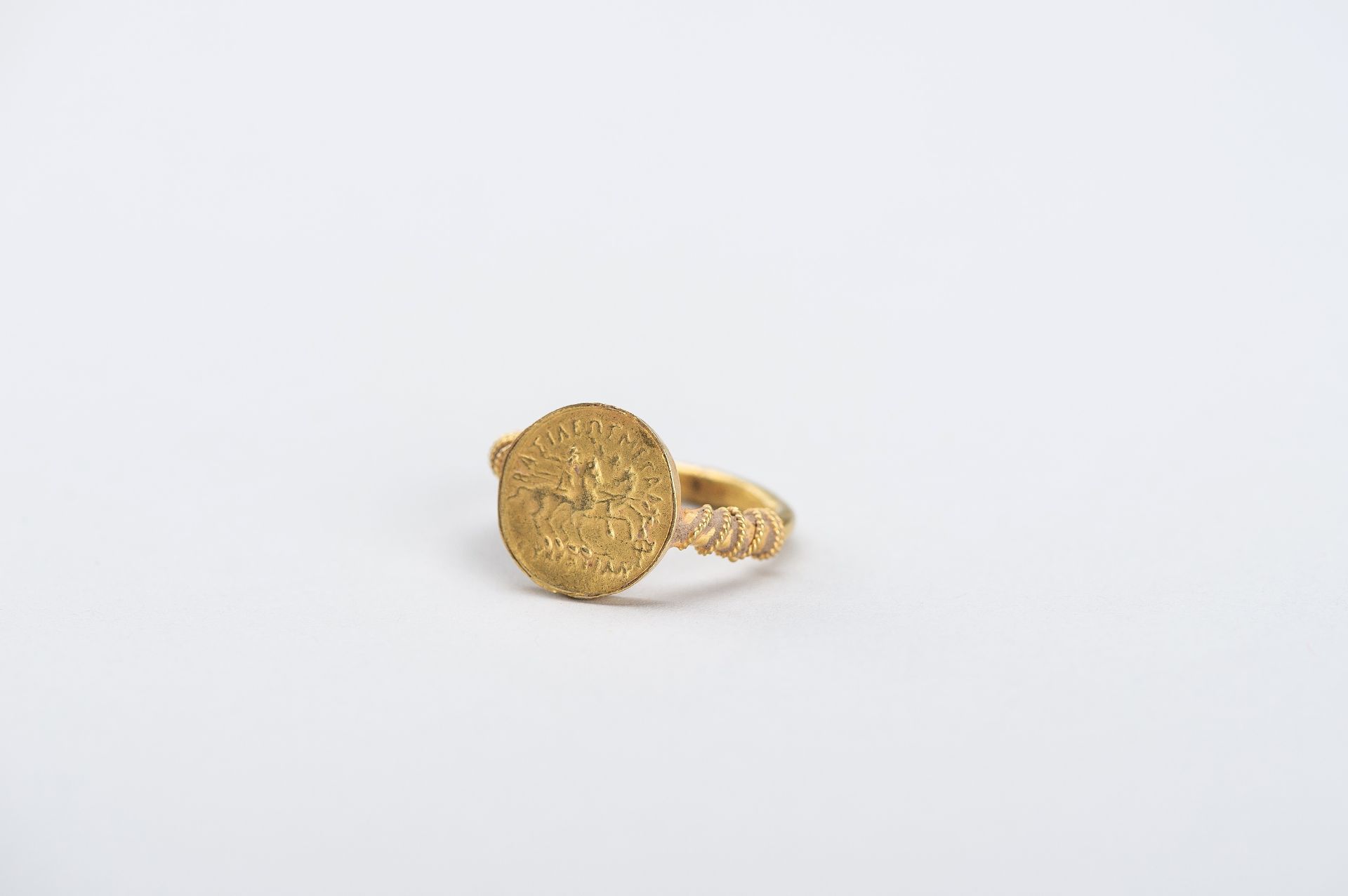 A BACTRIAN GOLD COIN RING - Bild 7 aus 11