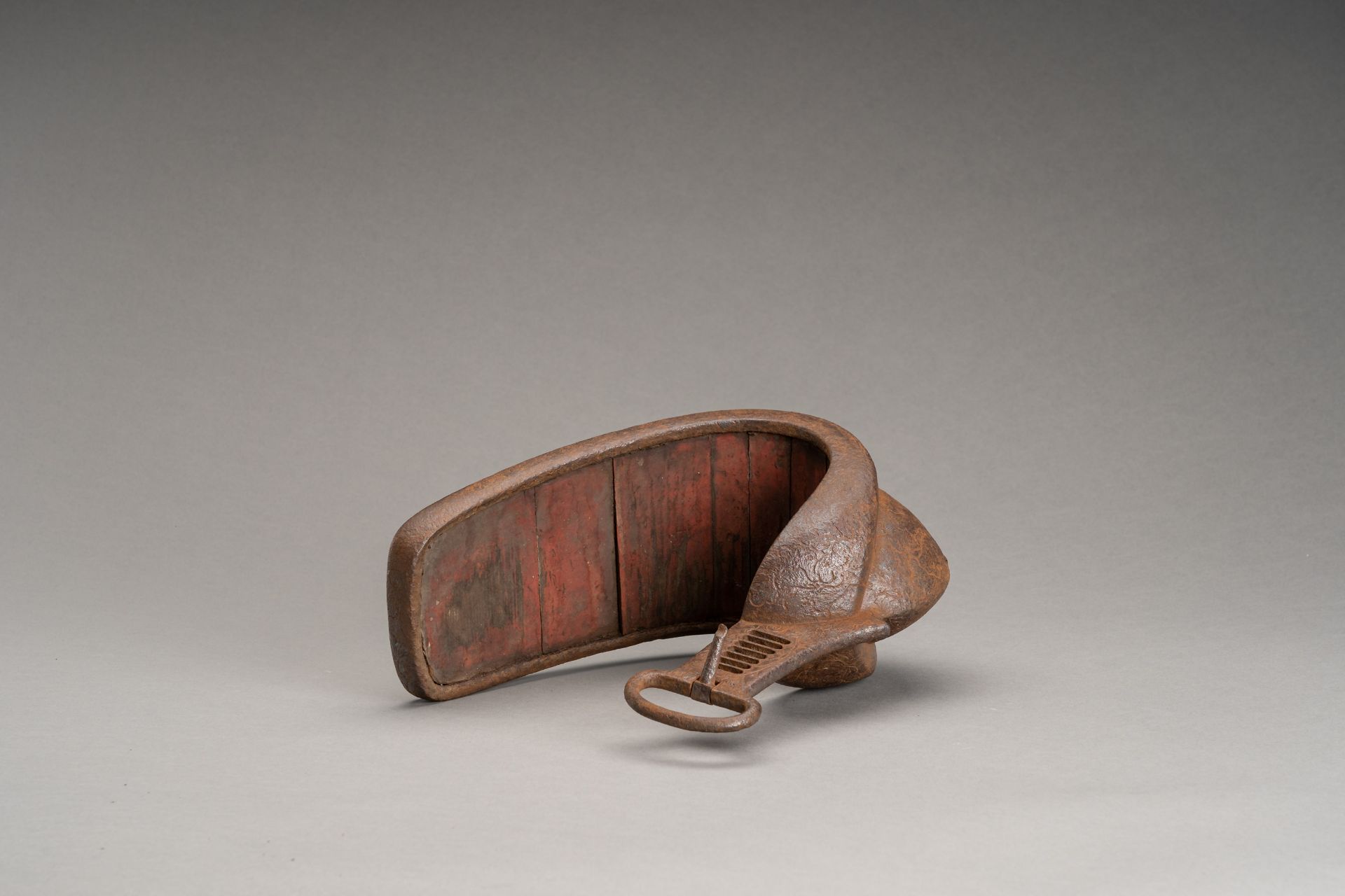 A PAIR OF IRON ABUMI (STIRRUPS), EDO - Bild 7 aus 9