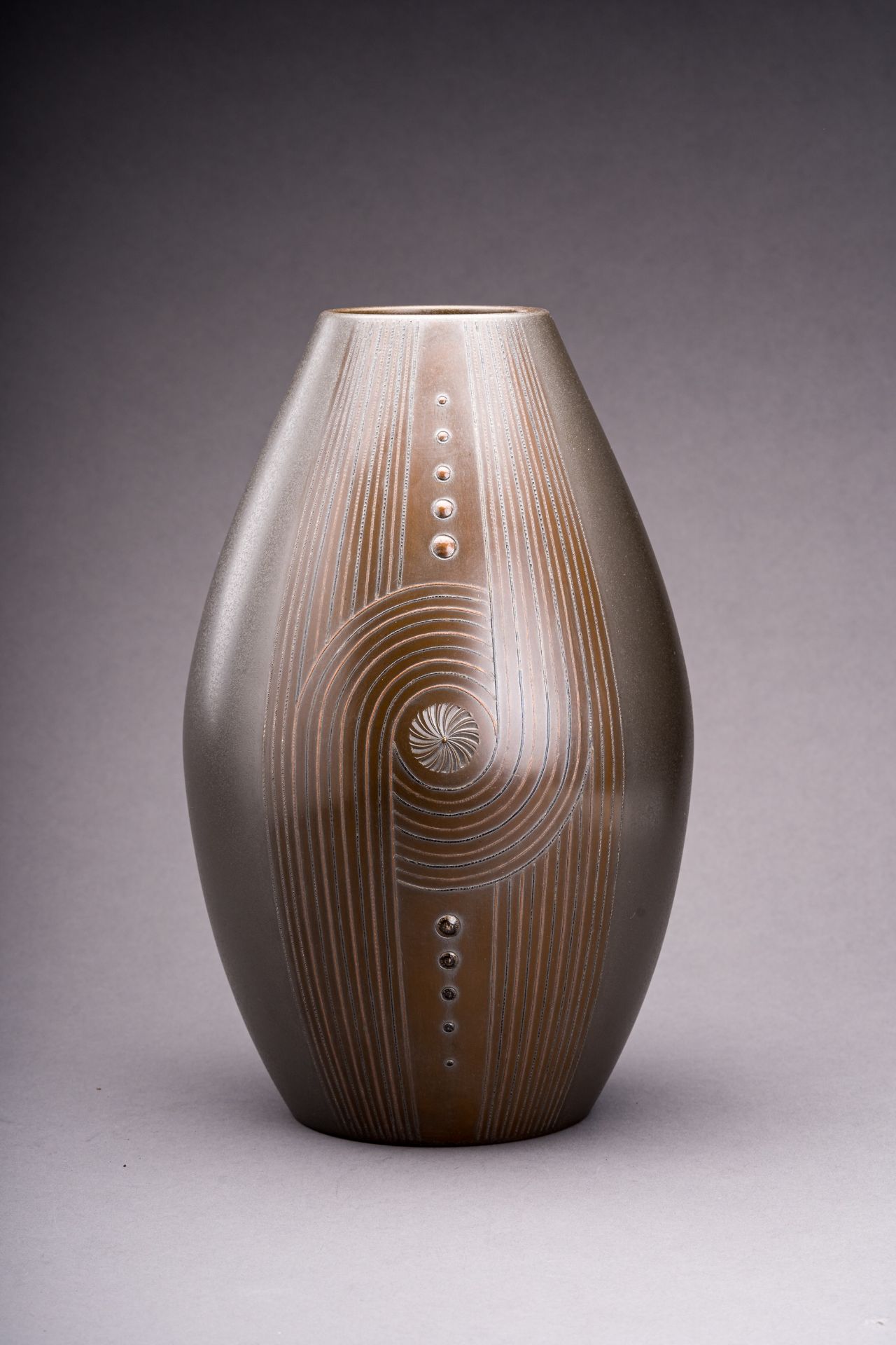 A SILVER AND BRONZE PATINATED VASE, BY ARISU BIZAN (BORN 1937) - Image 2 of 10