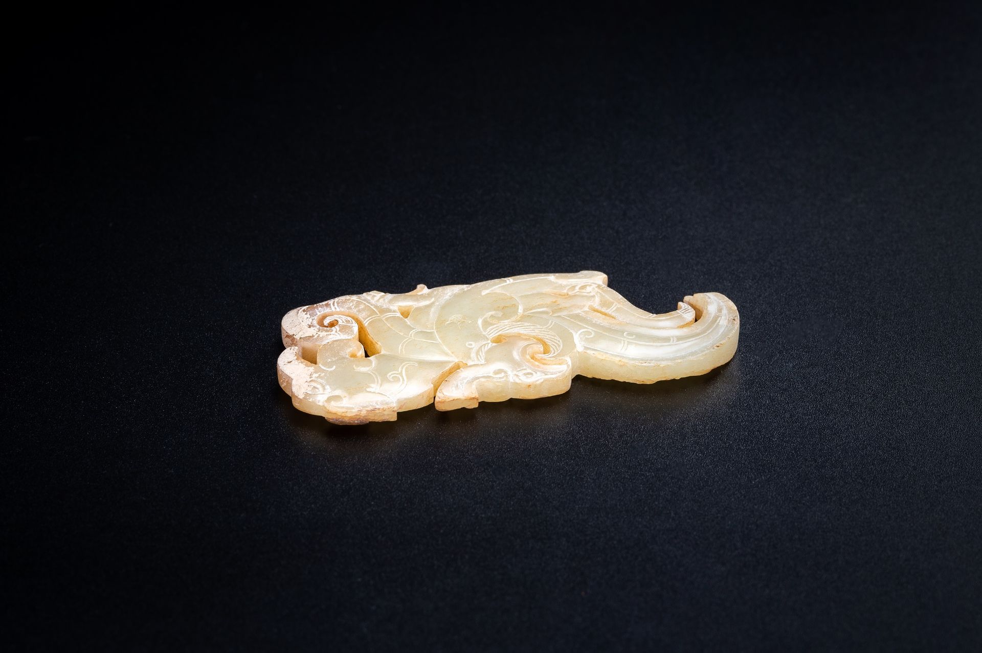 A PALE GREEN JADE CARVING WITH DRAGON AND PHOENIX, BEISHANTOU TYPE, WESTERN HAN - Bild 7 aus 7