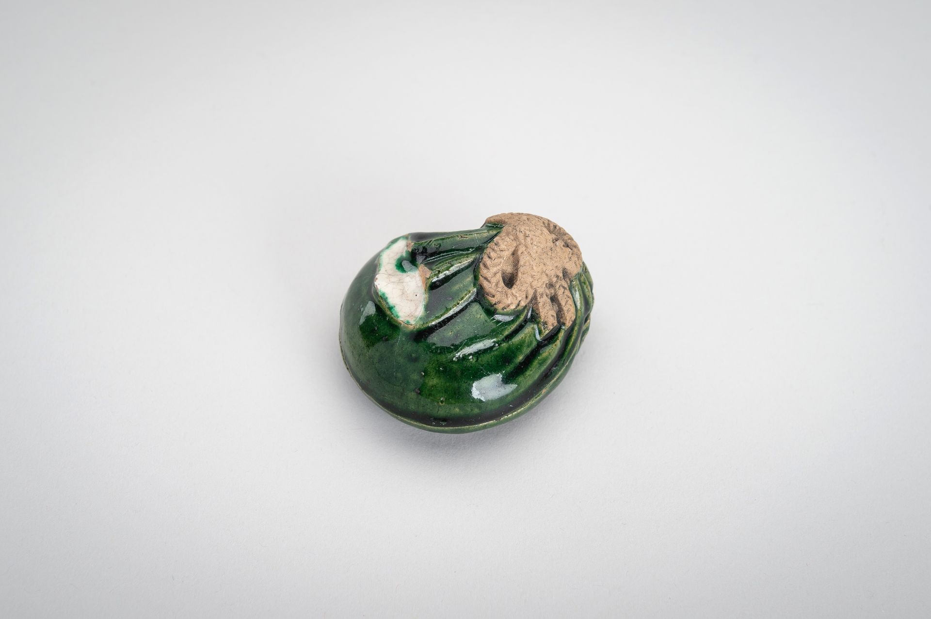 A GROUP OF FOUR SMALL GLAZED CERAMIC ITEMS - Image 4 of 16