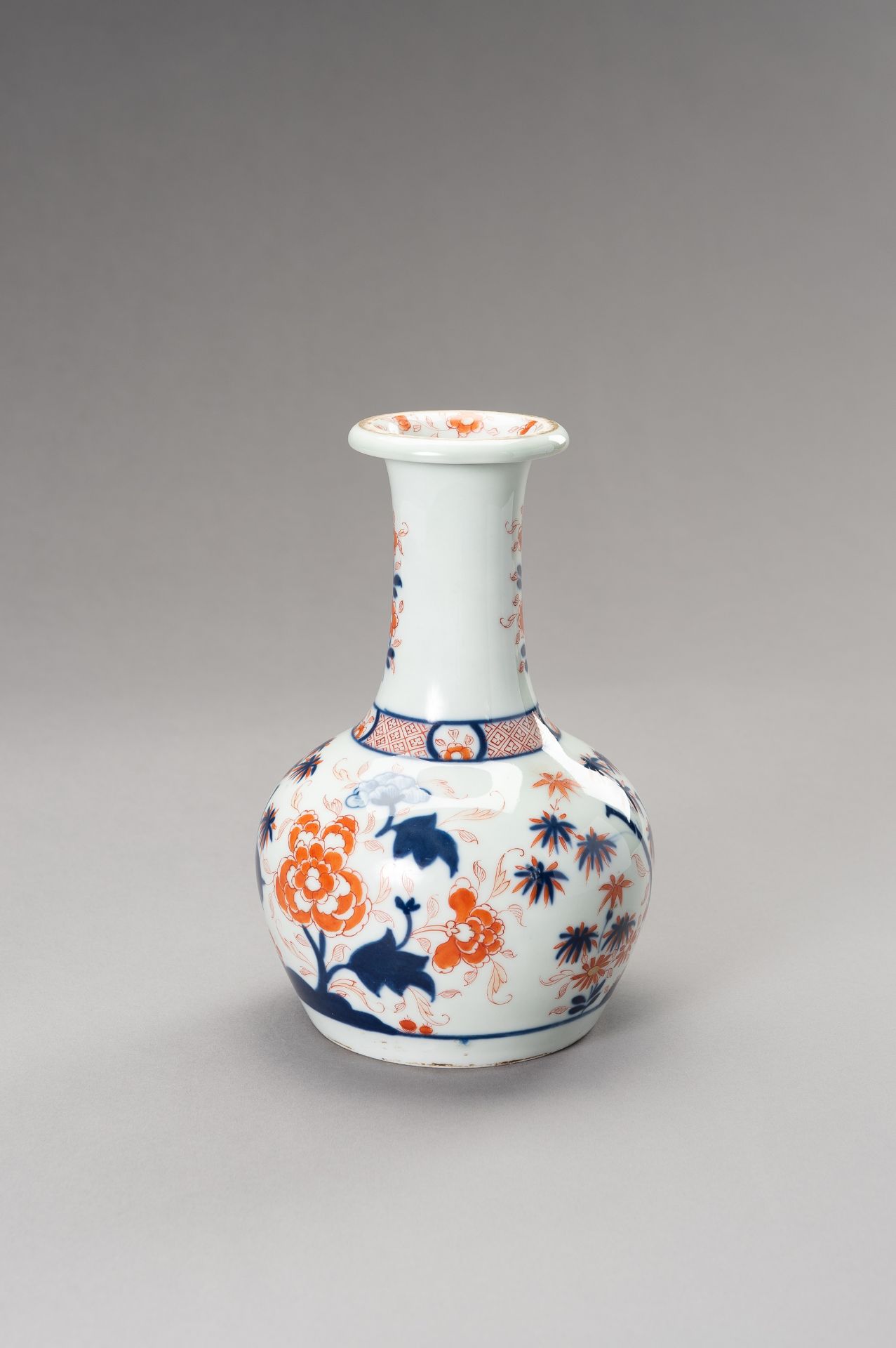 AN IMARI 'FLOWERS AND BAMBOO' PORCELAIN VASE, QING DYNASTY - Image 7 of 11