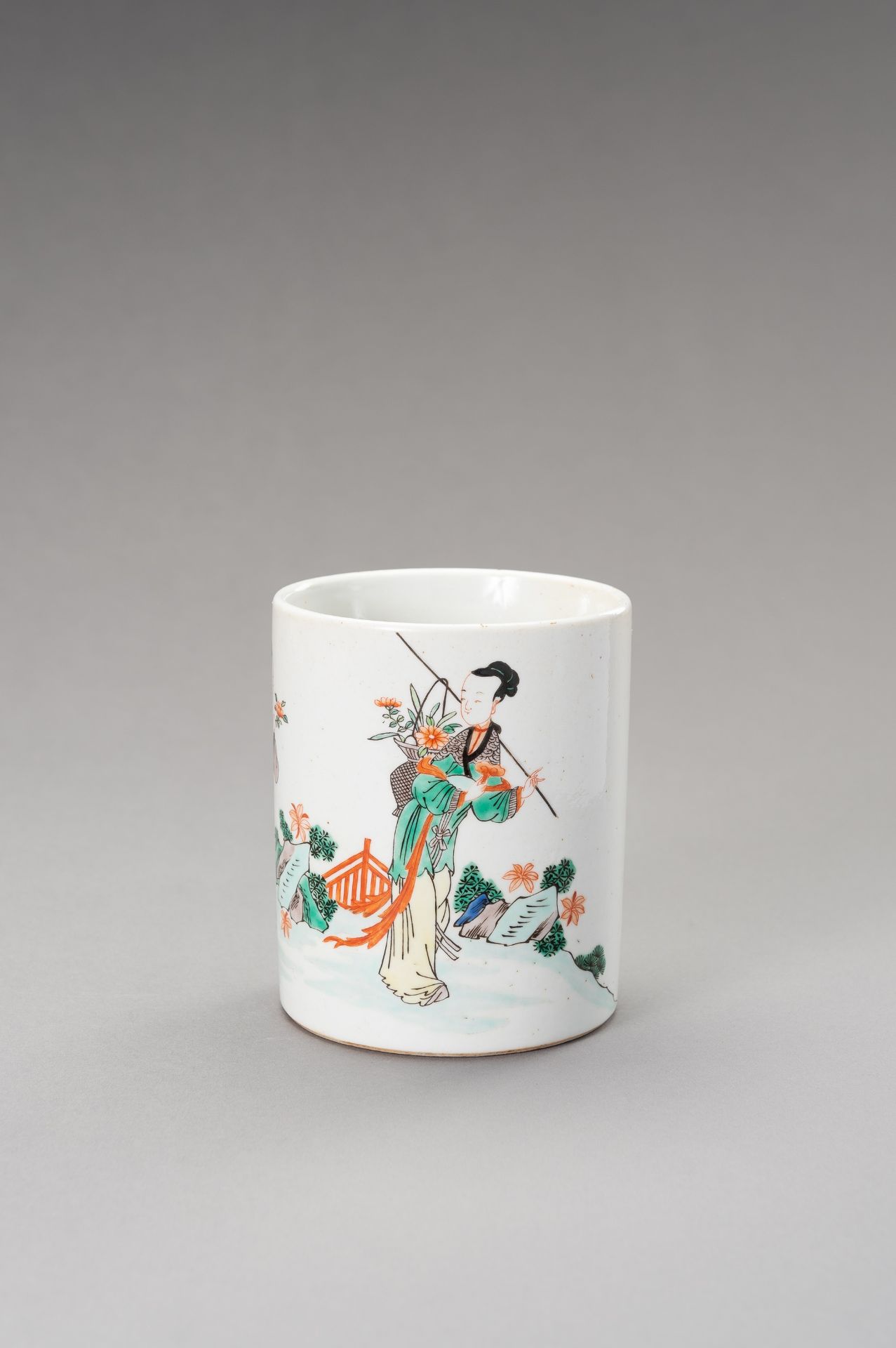 A SMALL FAMILLE VERTE PORCELAIN BRUSHPOT, BITONG, QING DYNASTY - Image 2 of 9