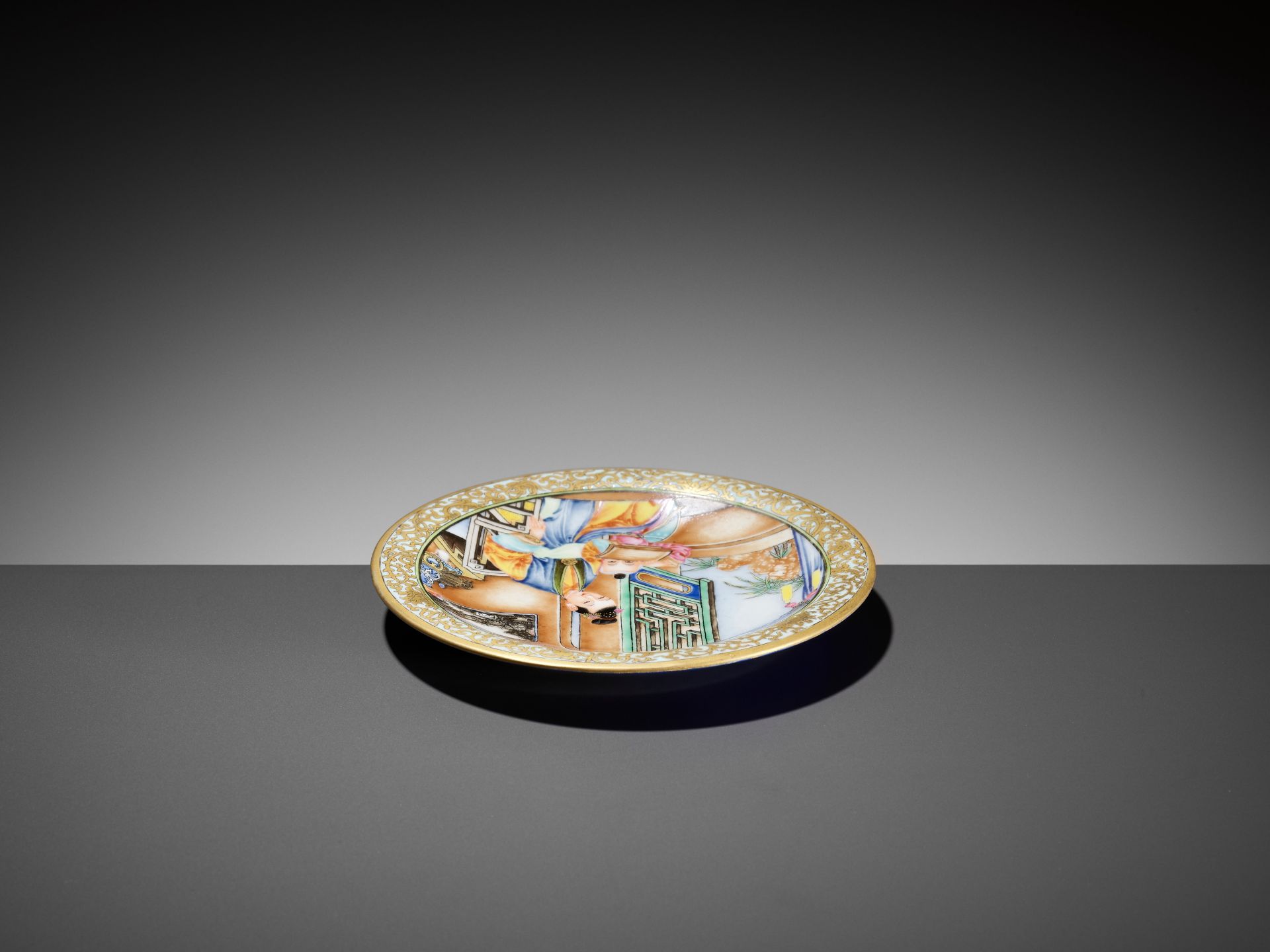 A GILT-DECORATED FAMILLE ROSE DISH - Image 7 of 8