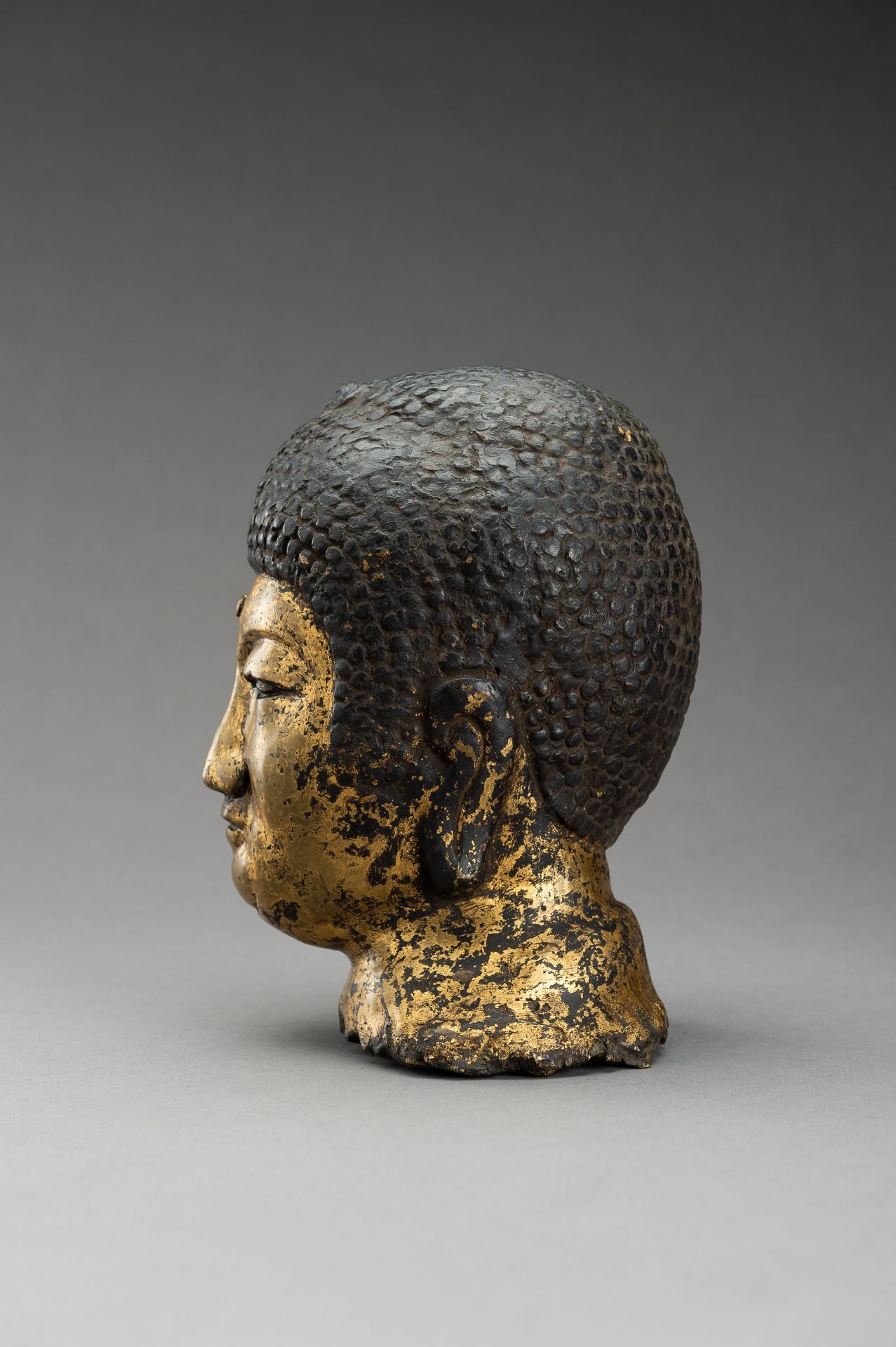 A GILT BRONZE HEAD OF BUDDHA - Image 8 of 12
