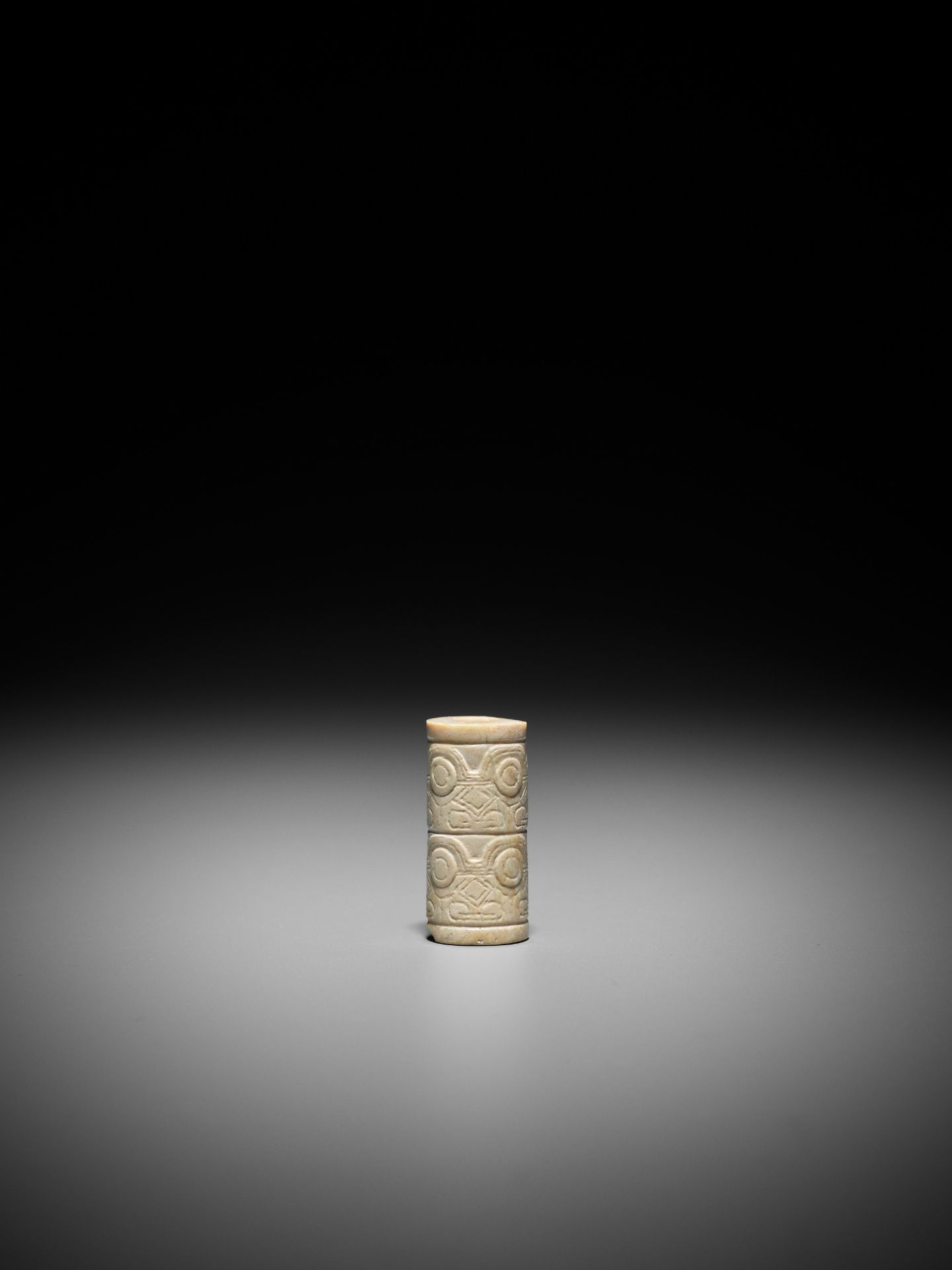 A RARE TUBULAR CONG-FORM JADE BEAD, LIANGZHU CULTURE - Bild 2 aus 7