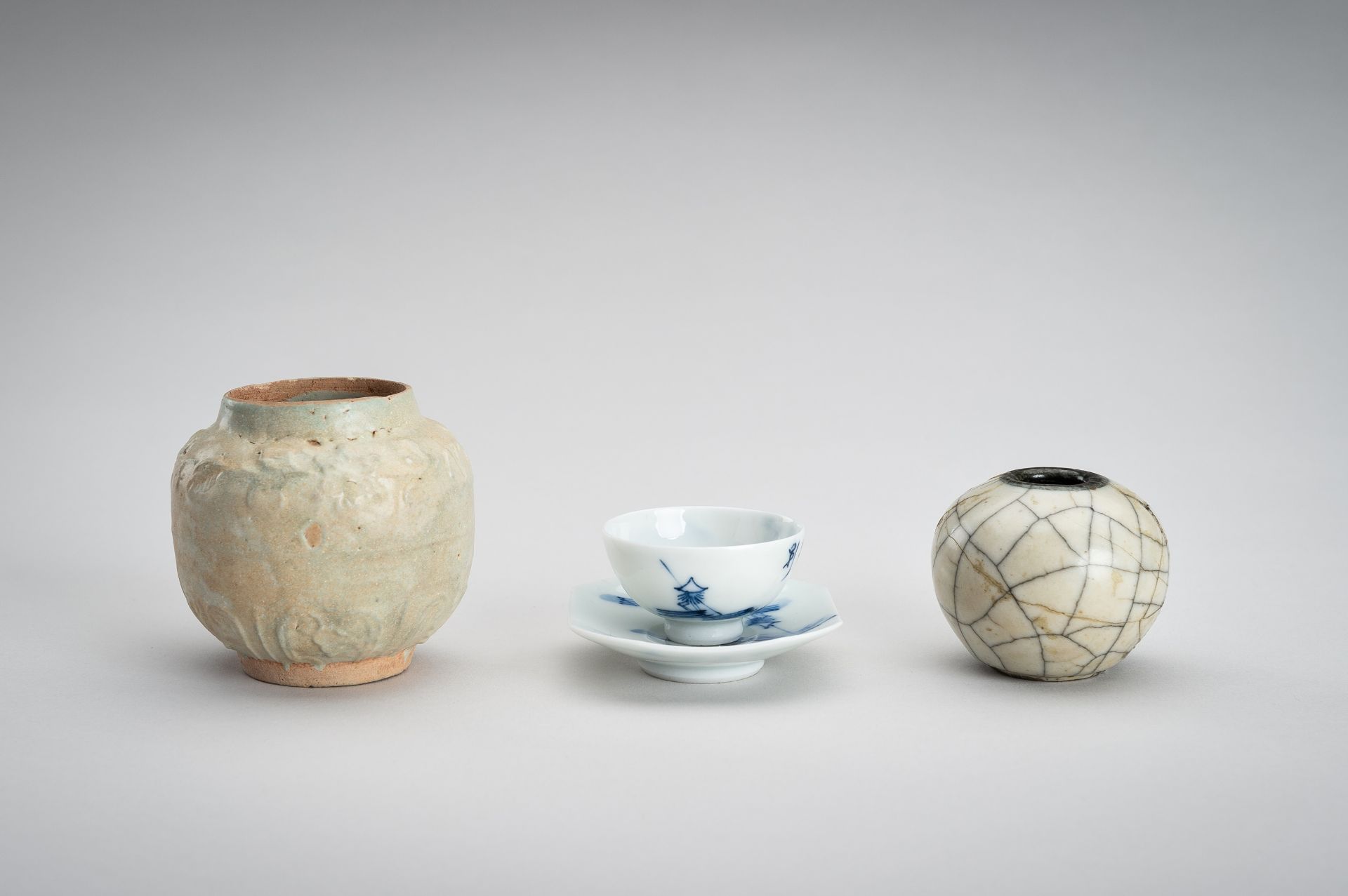 A GROUP OF THREE CERAMIC AND PORCELAIN ITEMS - Image 11 of 14