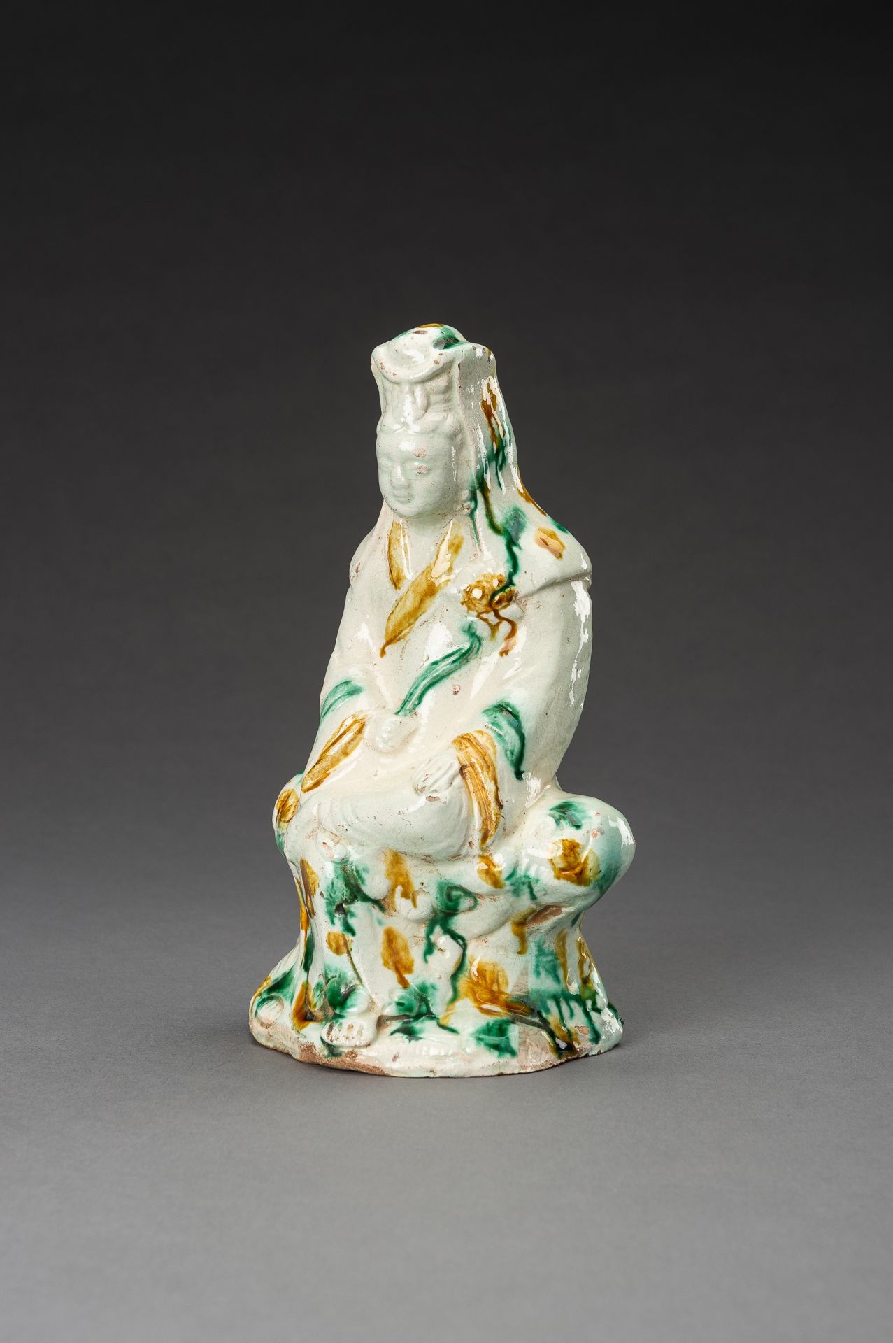 A SANCAI GLAZED CERAMIC FIGURE OF GUANYIN, 1920s - Bild 4 aus 10