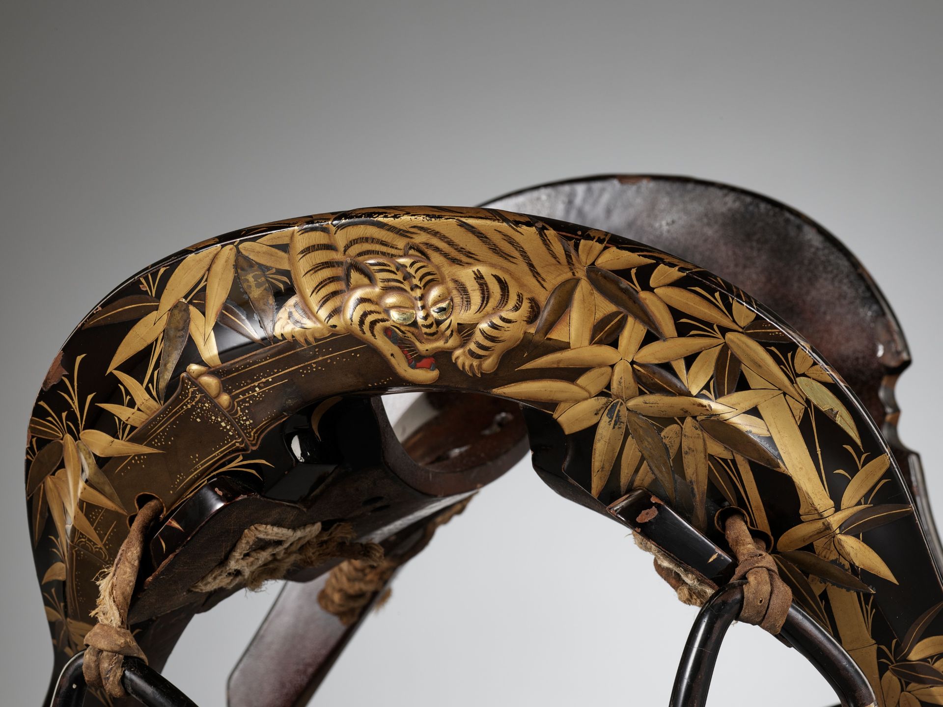 A LACQUERED WOOD KURA (SADDLE) WITH TIGERS IN BAMBOO - Bild 2 aus 14