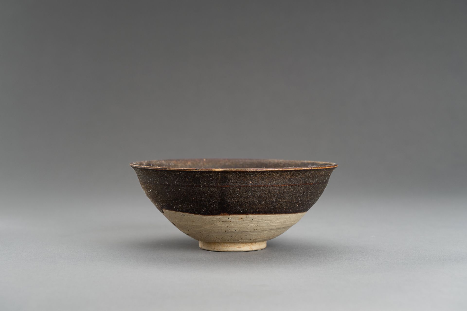 A BROWN GLAZED SONG-STYLE CERAMIC BOWL - Image 4 of 10