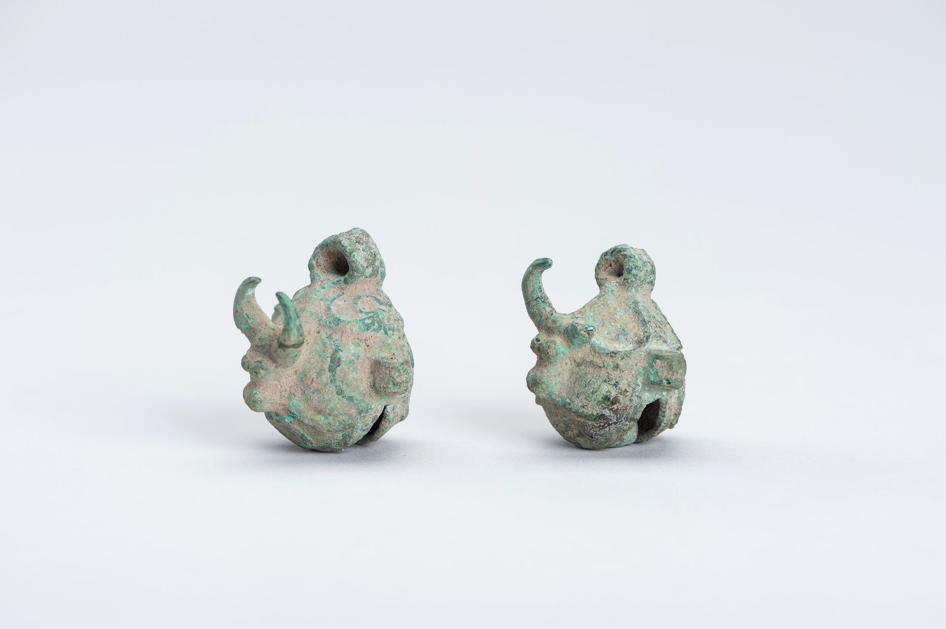 A PAIR OF DONG SON 'BULL'S HEAD' BRONZE BELLS - Bild 6 aus 9