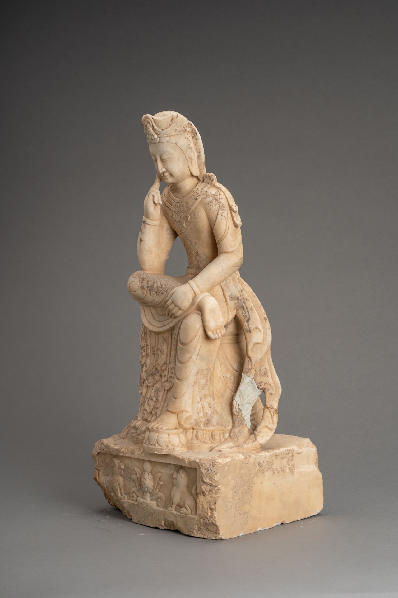 A NORTHERN QI STYLE MARBLE FIGURE OF GUANYIN - Image 6 of 7