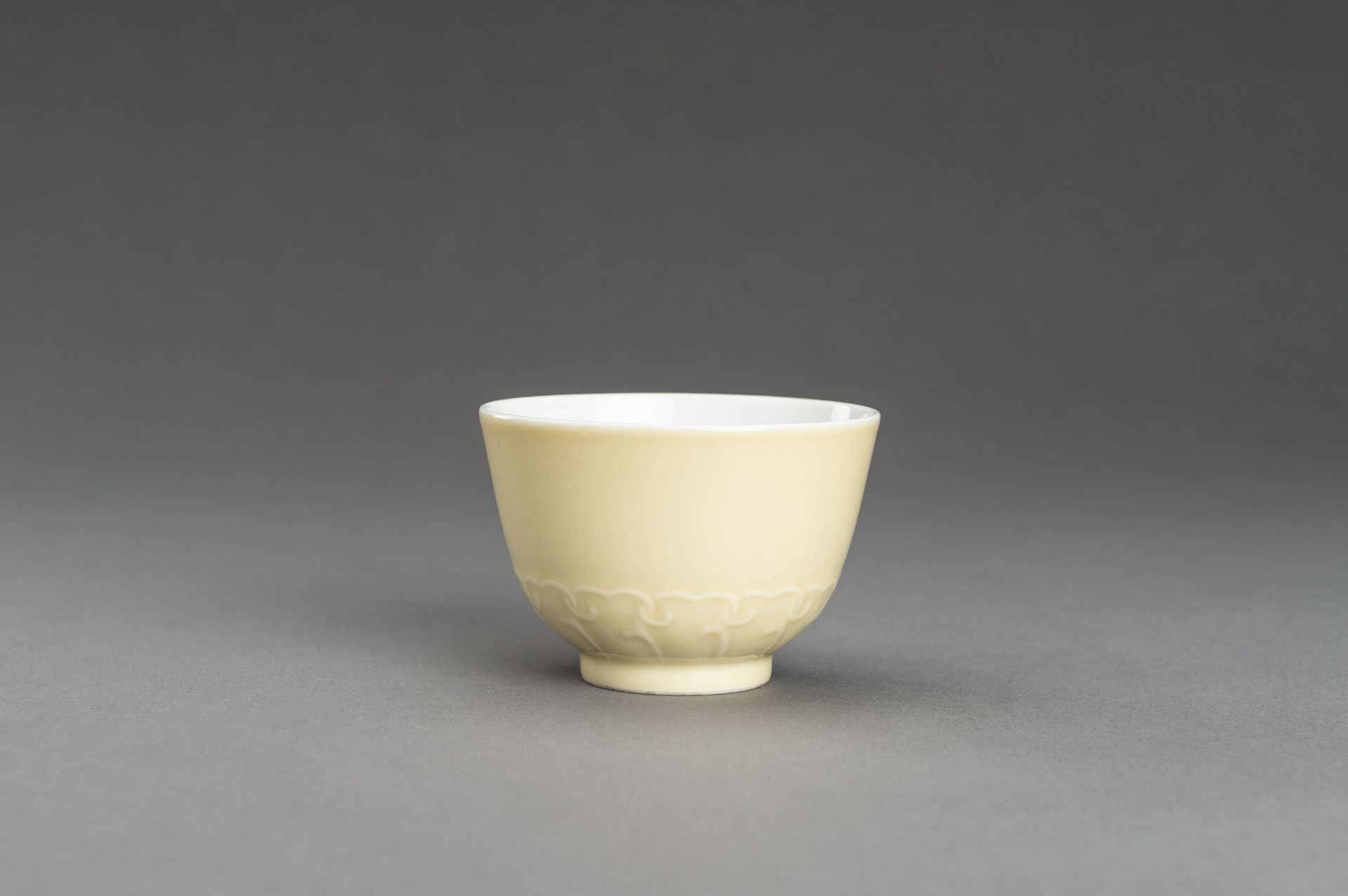 A CREAM GLAZED PORCELAIN CUP, YONGZHENG MARK - Bild 7 aus 11