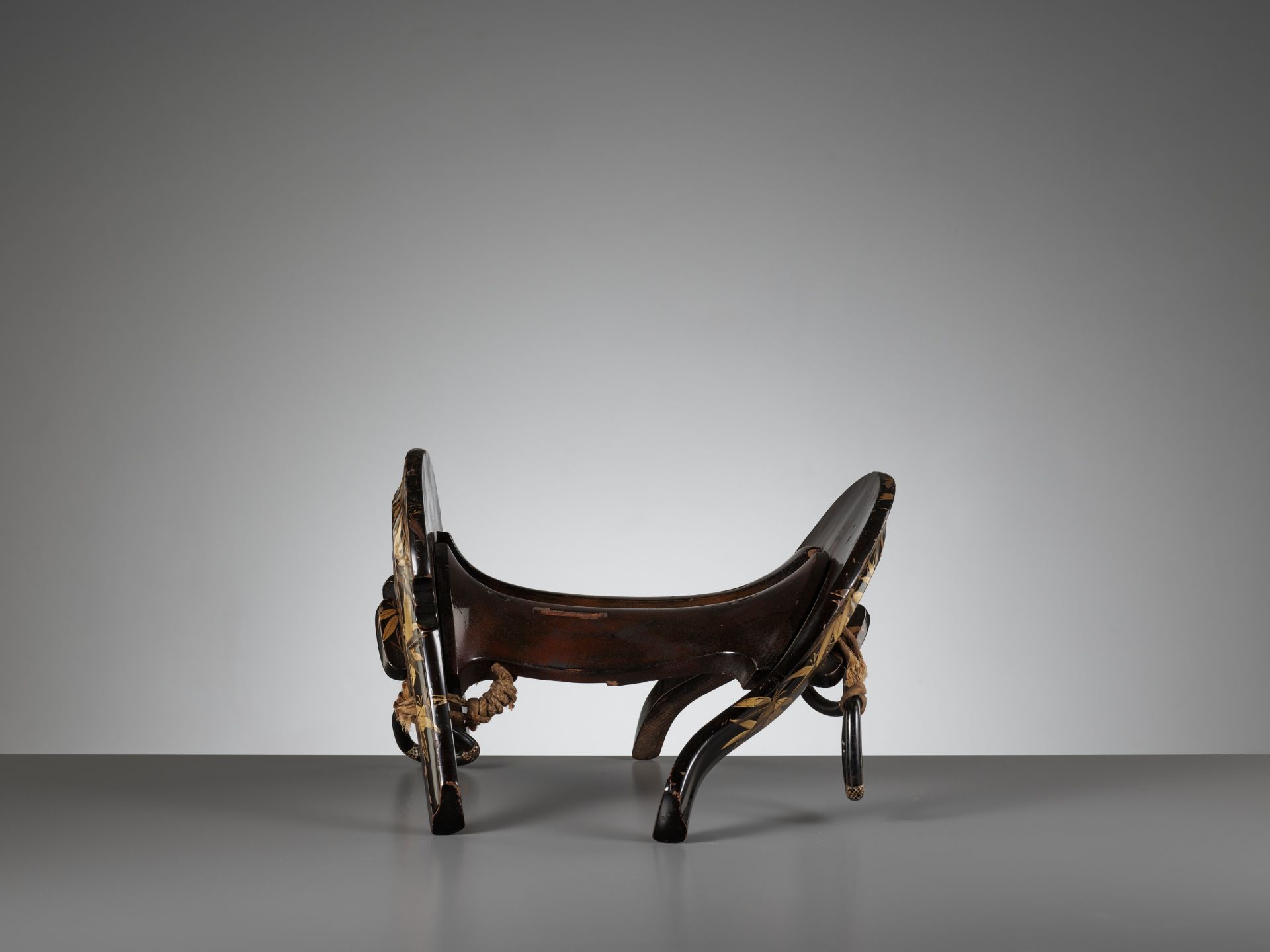 A LACQUERED WOOD KURA (SADDLE) WITH TIGERS IN BAMBOO - Bild 9 aus 14