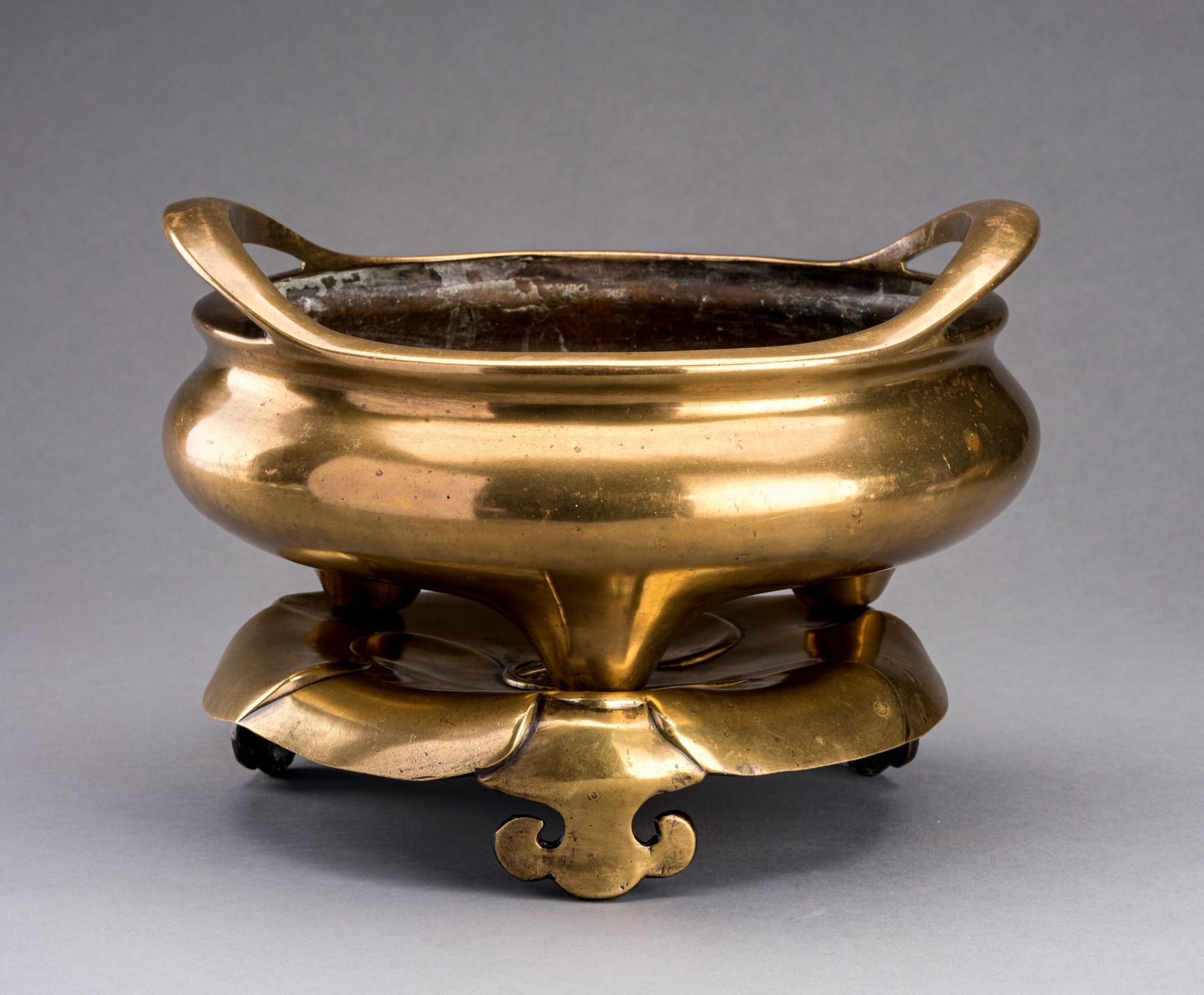 A LARGE GILT-BRONZE TRIPOD CENSER WITH MATCHING STAND, QING