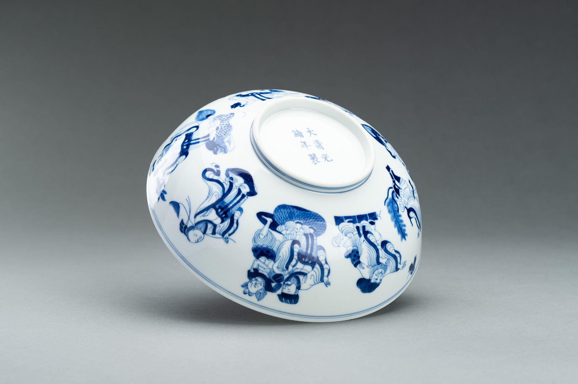 A BLUE AND WHITE PORCELAIN 'EIGHT IMMORTALS' BOWL, GUANGXU MARK AND PERIOD - Bild 13 aus 14
