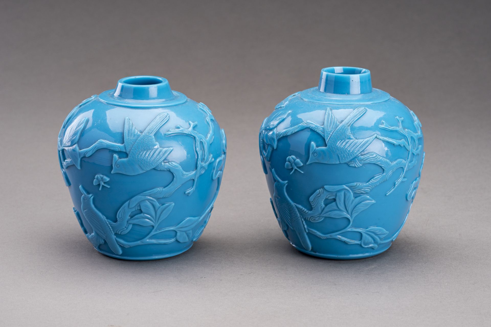 A PAIR OF PEKING GLASS VASES - Image 2 of 6
