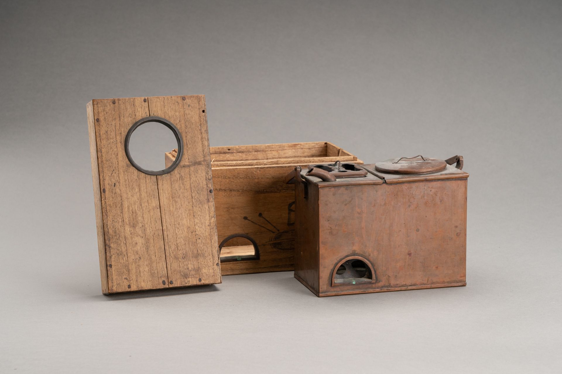 A WOODEN CHEST WITH DRAWERS AND A COPPER SAKE WARMER 'KANDOUKO', 19th CENTURY - Bild 3 aus 28