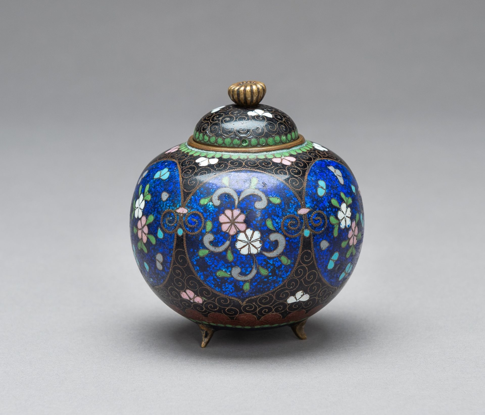 A CLOISONNE KORO WITH COVER