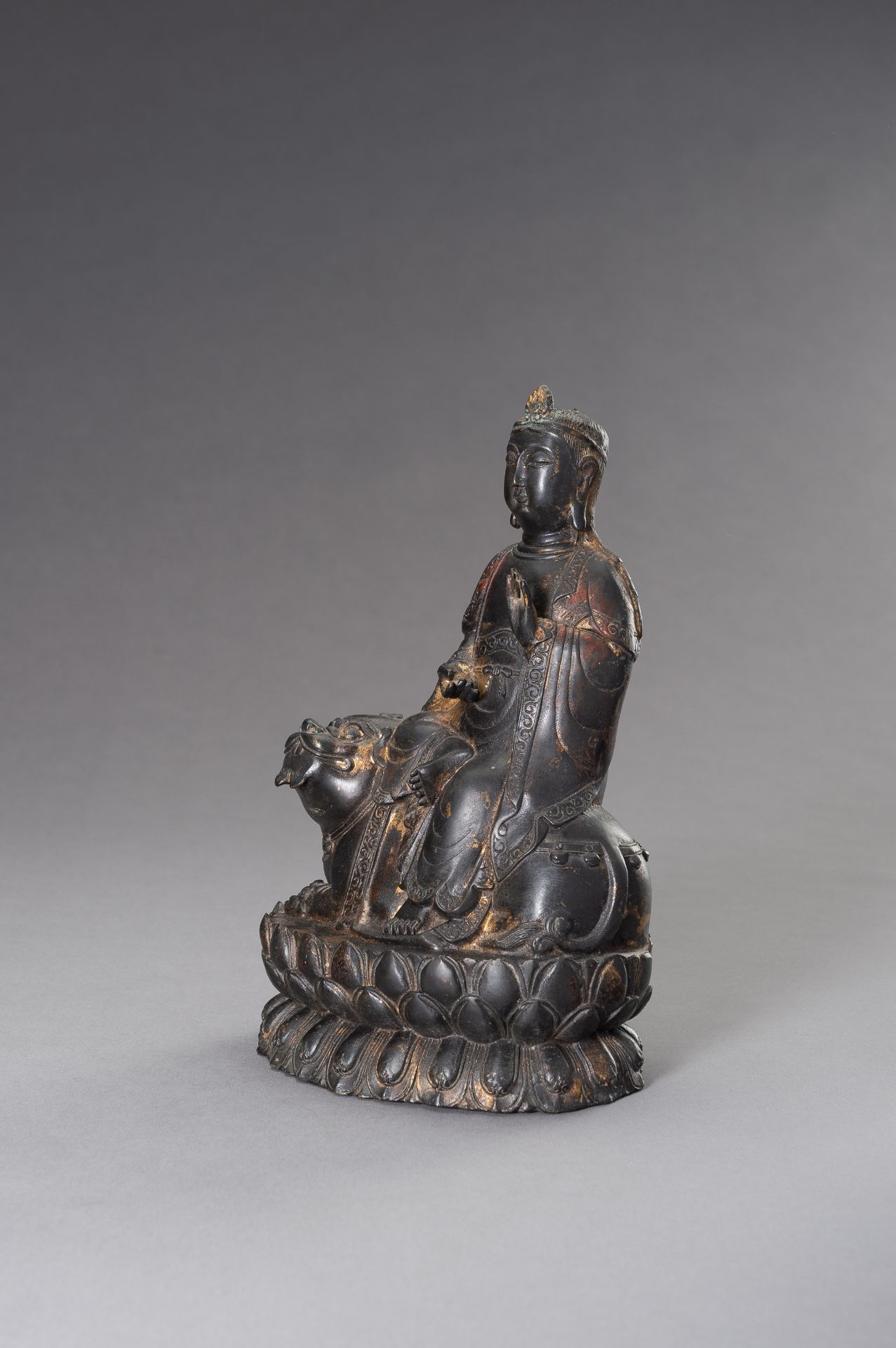 A BRONZE FIGURE OF MANJUSHRI SEATED ON A LION, 20TH CENTURY - Bild 3 aus 8