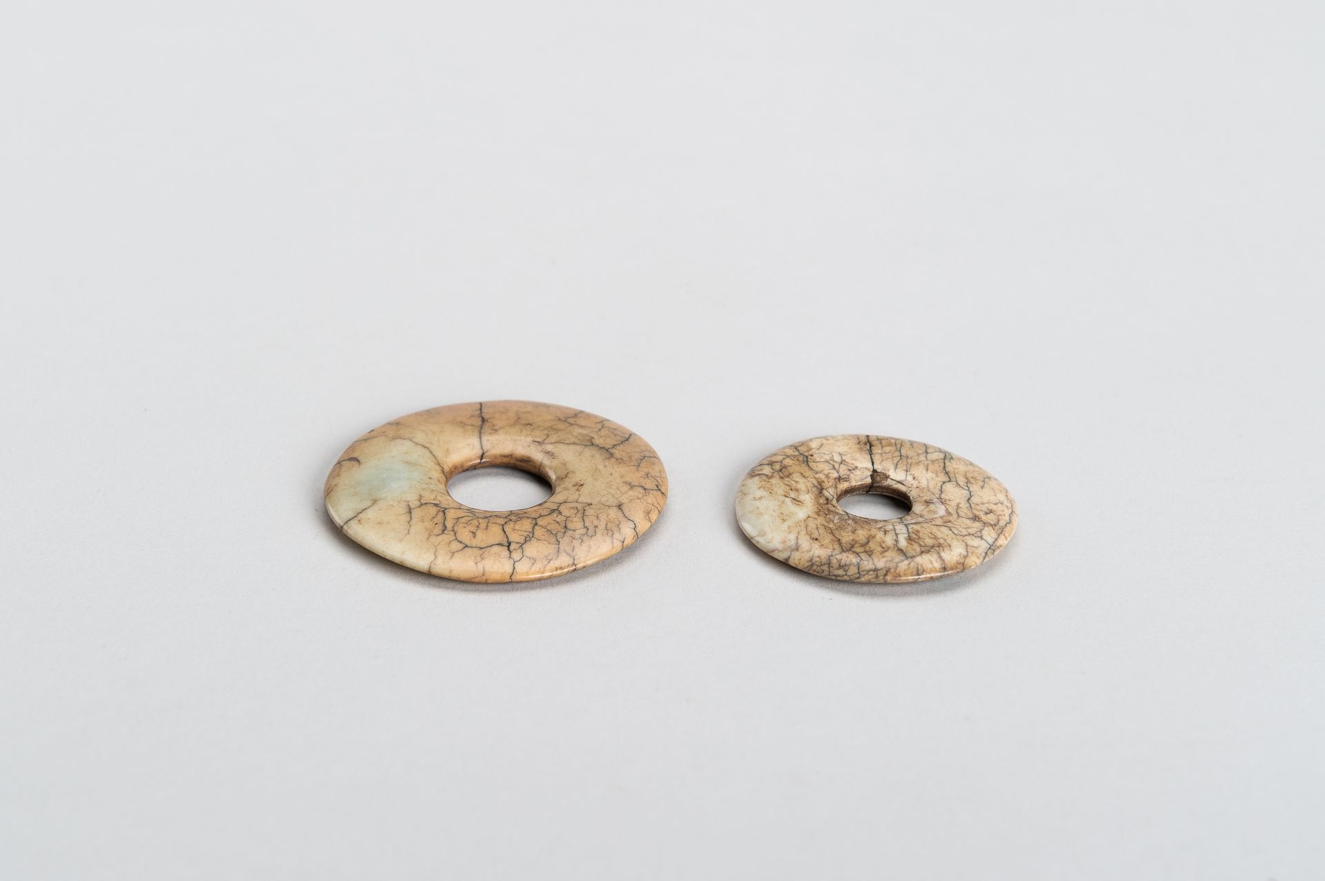 TWO SMALL JADE DISCS - Bild 5 aus 8