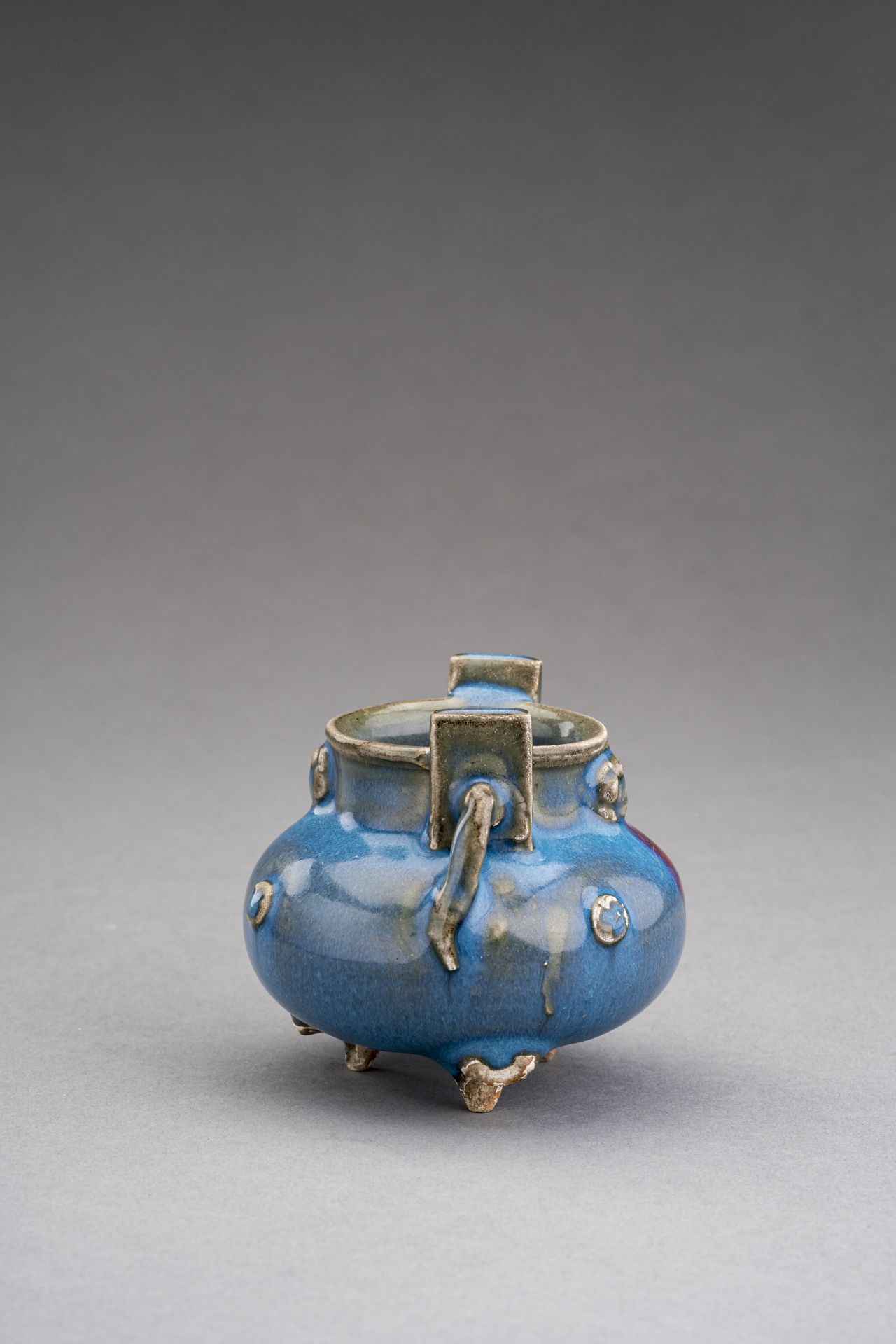 A SMALL JUN TRIPOD PORCELAIN CENSER, c. 1920s - Bild 3 aus 6