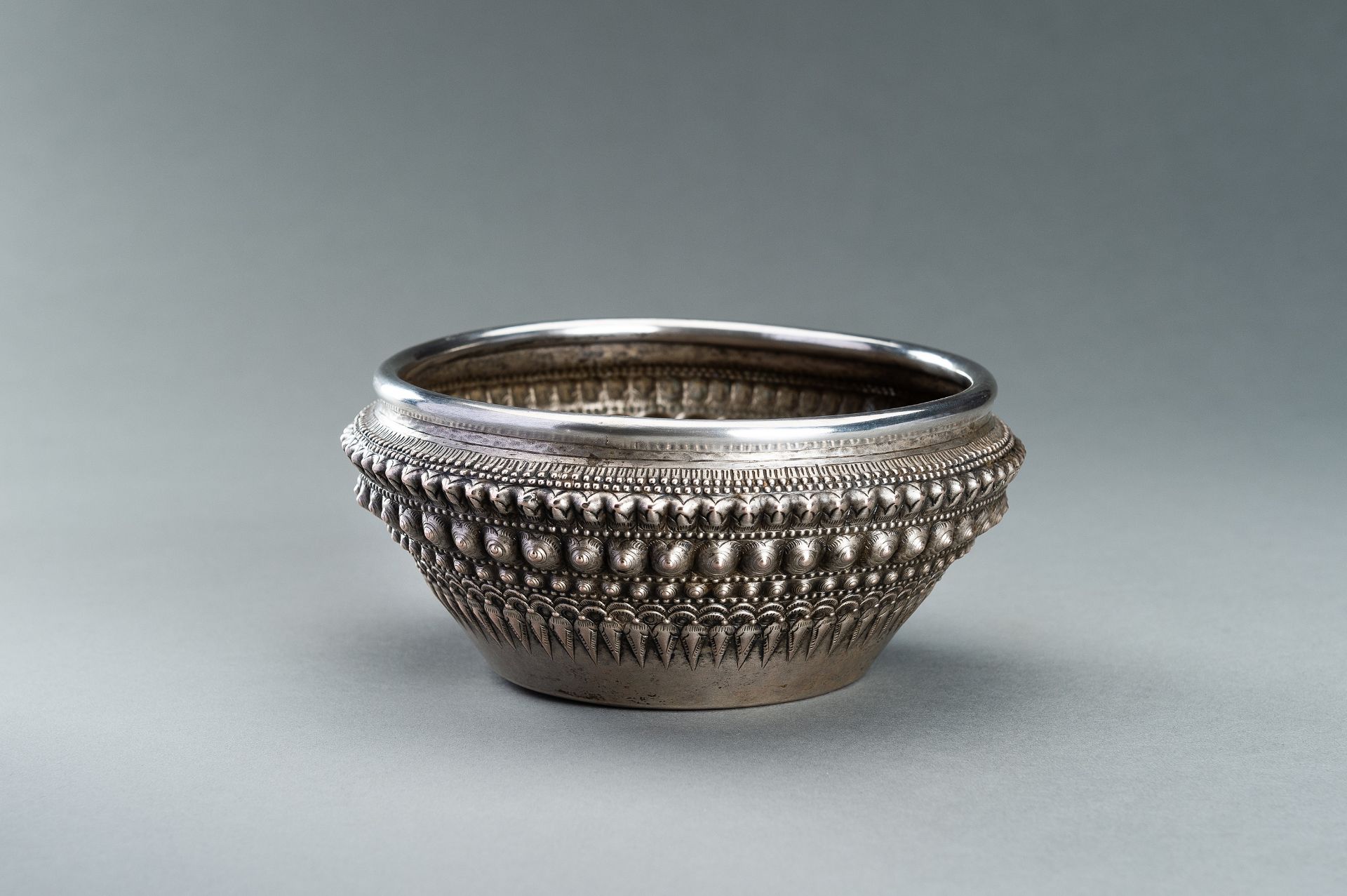 A SILVER BOWL - Bild 6 aus 10