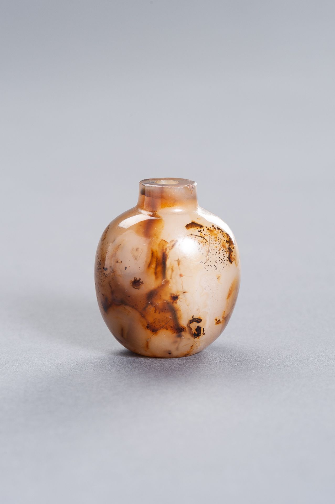 A SHADOW AGATE 'LANDSCAPE' SNUFF BOTTLE, QING DYNASTY - Image 2 of 9