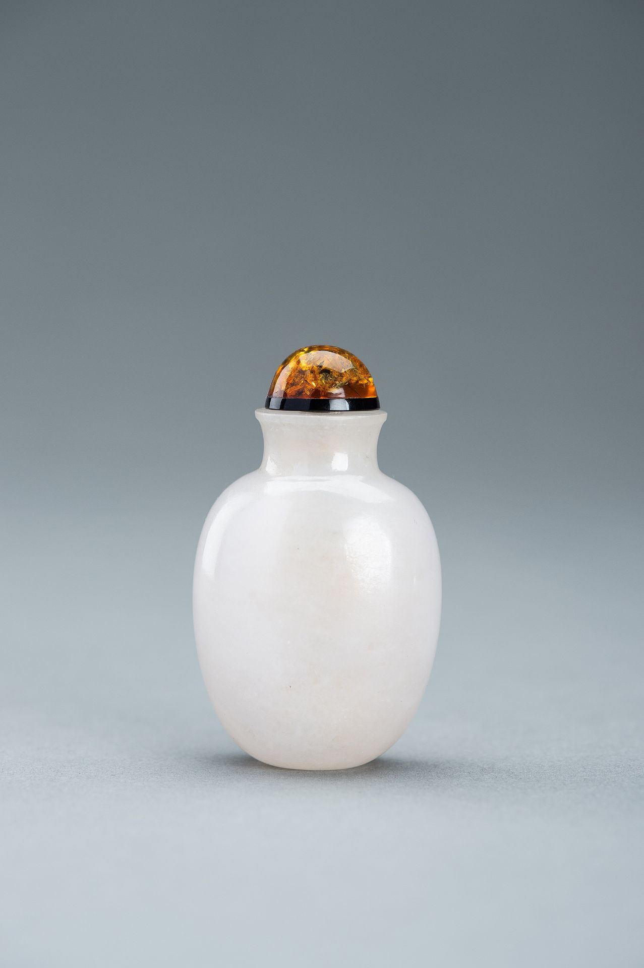 AN ICY-WHITE AGATE SNUFF BOTTLE, c. 1920s - Image 3 of 8