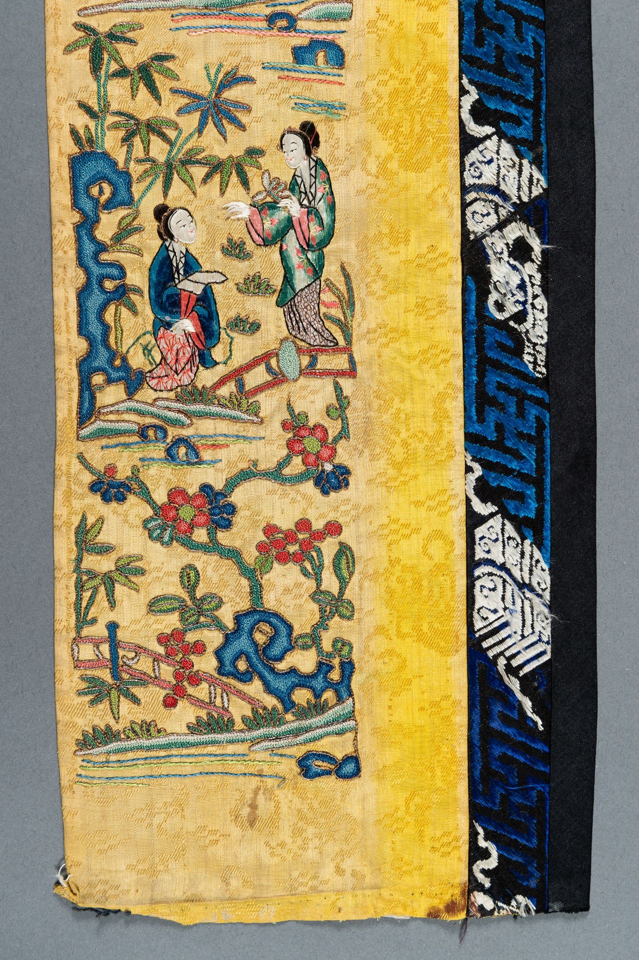 A PAIR OF 'COURT LADIES' SILK SLEEVE BANDS, QING - Bild 7 aus 10