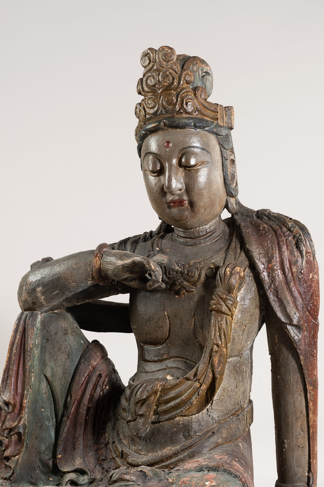 A LARGE MING STYLE SCULPTURE OF GUANYIN, 20th CENTURY - Bild 9 aus 17