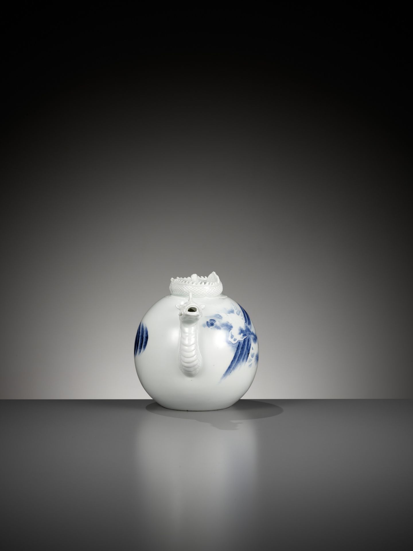 A HIRADO BLUE AND WHITE 'DRAGON' EWER AND COVER - Image 9 of 12