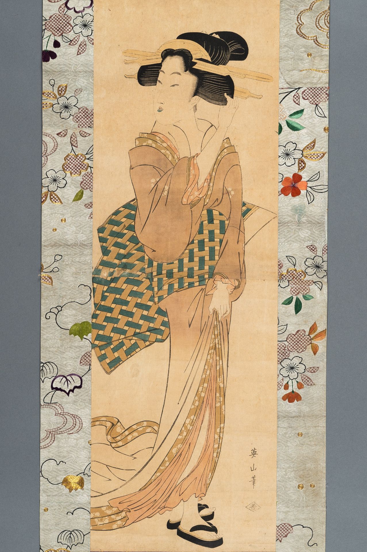 KIKUGAWA EIZAN (1787-1867): A TWO-PART COLOR WOODBLOCK PRINT KAKEMONO OF A BEAUTY - Image 6 of 11