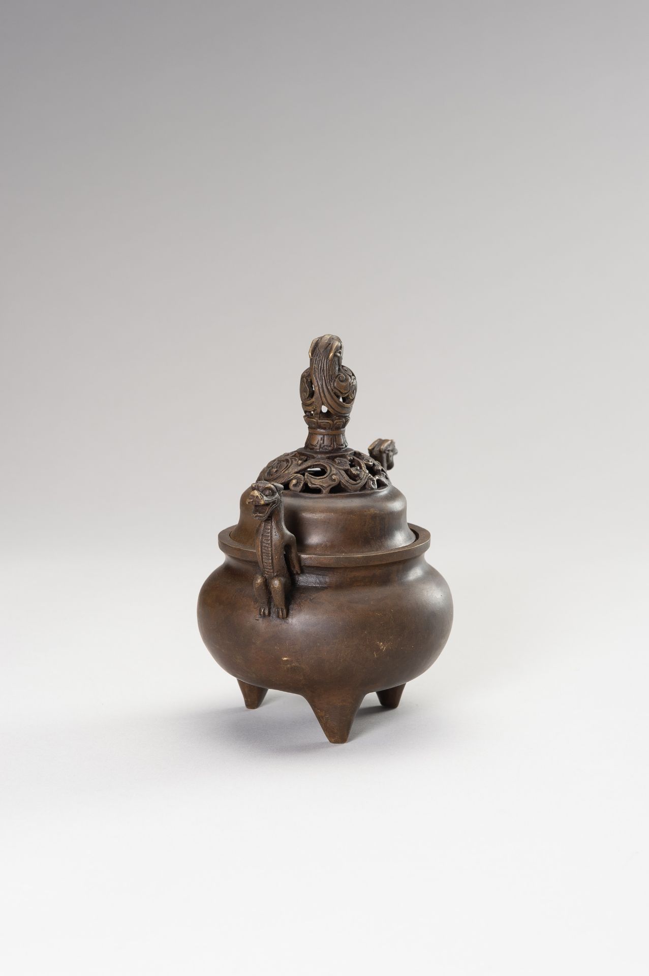 A BRONZE TRIPOD CENSER WITH DRAGONS - Image 6 of 11