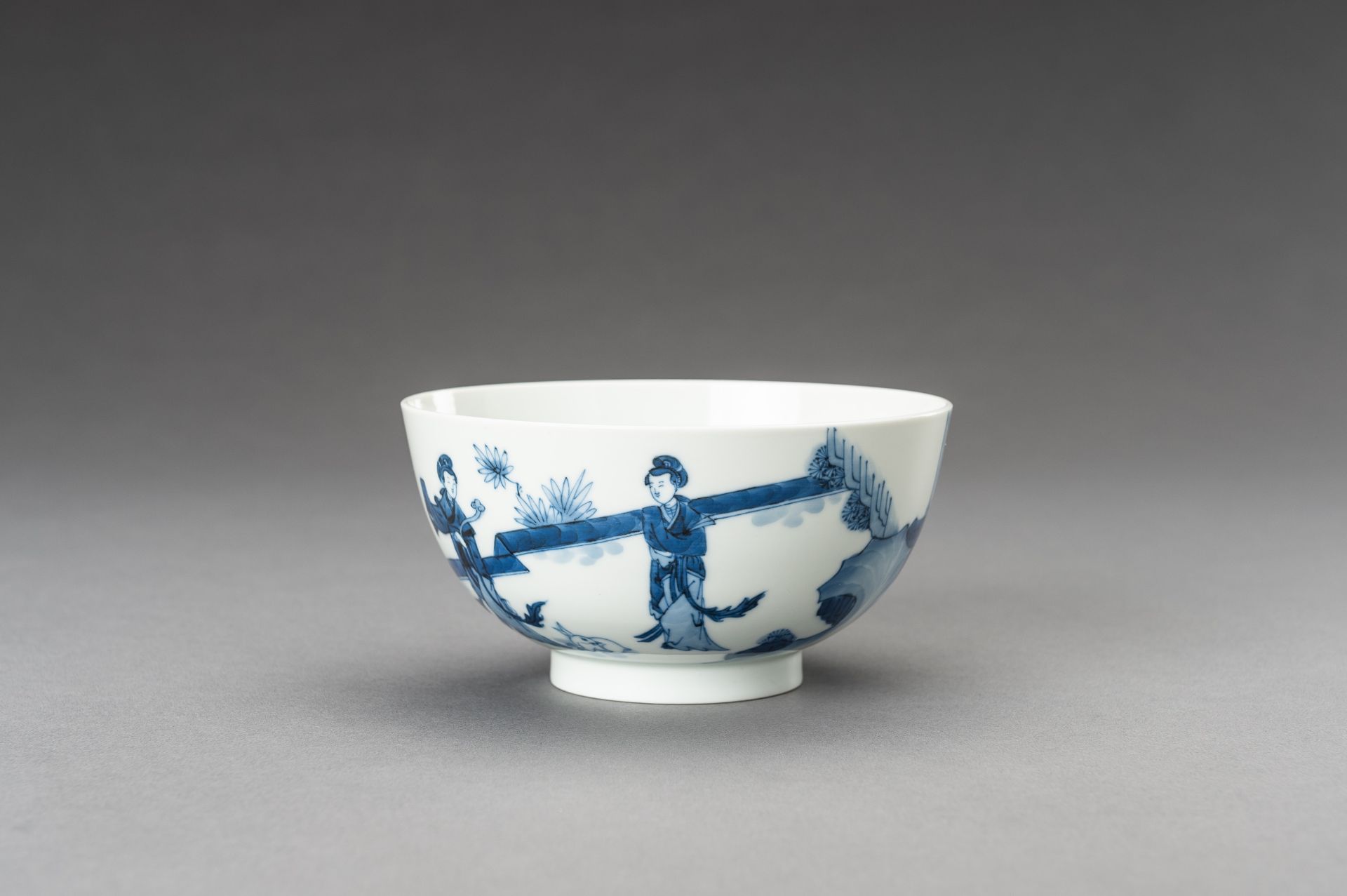 A KANGXI STYLE BLUE AND WHITE 'LADIES IN PALACE' PORCELAIN BOWL, 1920s - Image 2 of 14