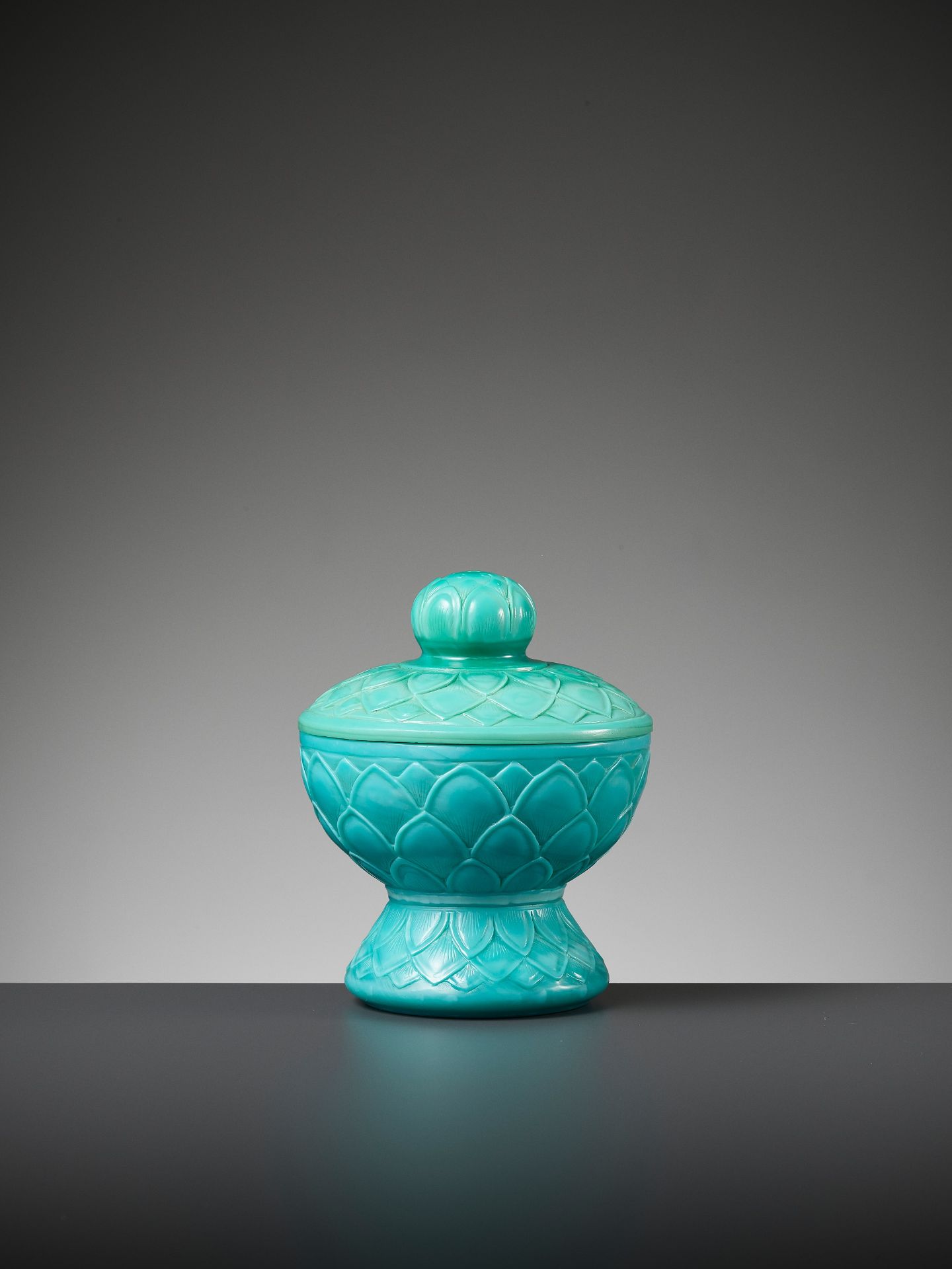 A RARE TURQUOISE PEKING GLASS STEM BOWL AND COVER, QIANLONG MARK AND PERIOD - Bild 2 aus 12