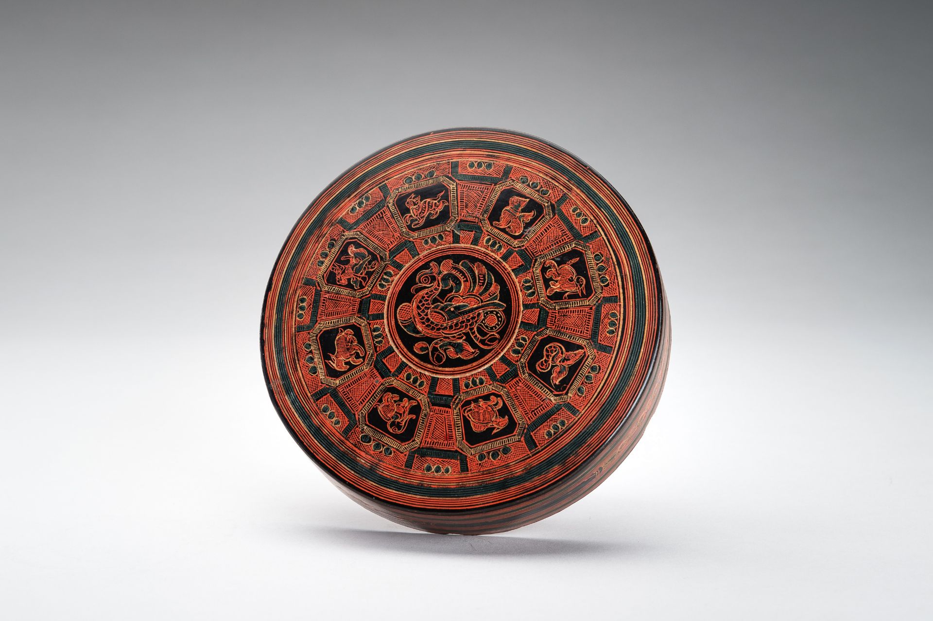 A BURMESE LACQUER BETEL BOX AND COVER, 1900s - Image 3 of 15