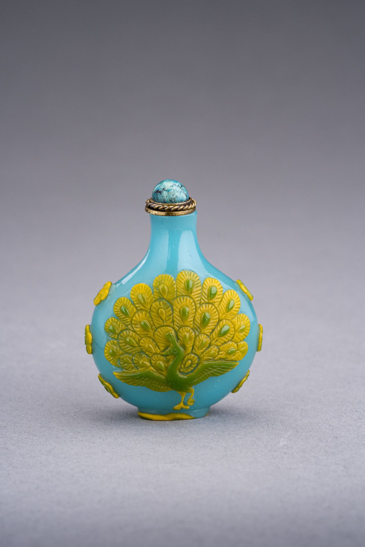 A YELLOW OVERLAY TURQUOISE GLASS 'PEACOCK' SNUFF BOTTLE - Image 3 of 6