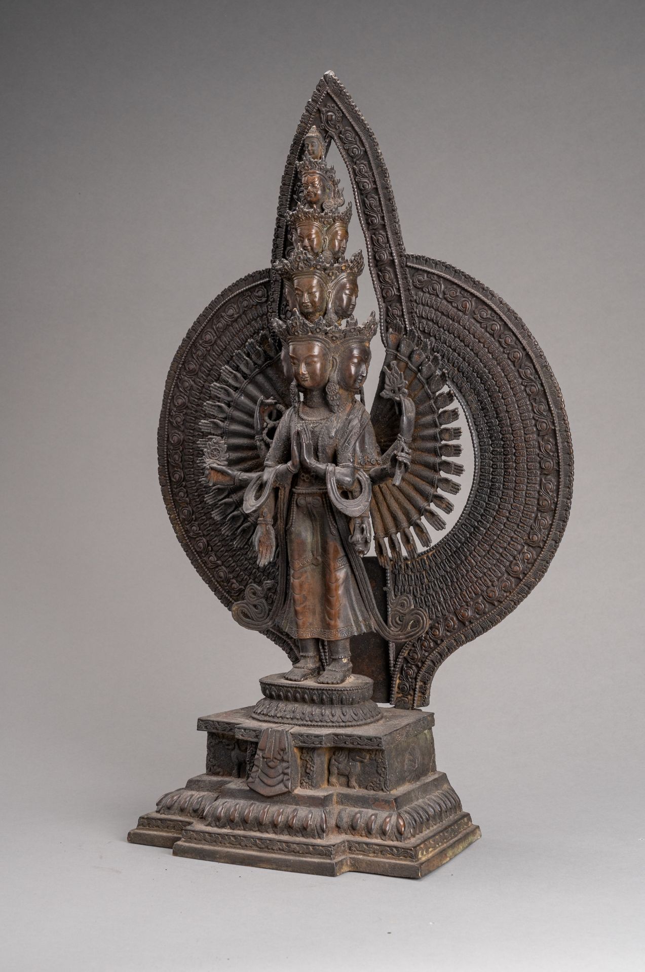 A LARGE BRONZE FIGURE OF AVALOKITESHVARA EKADASA MUKHA, c. 1900s - Bild 4 aus 8