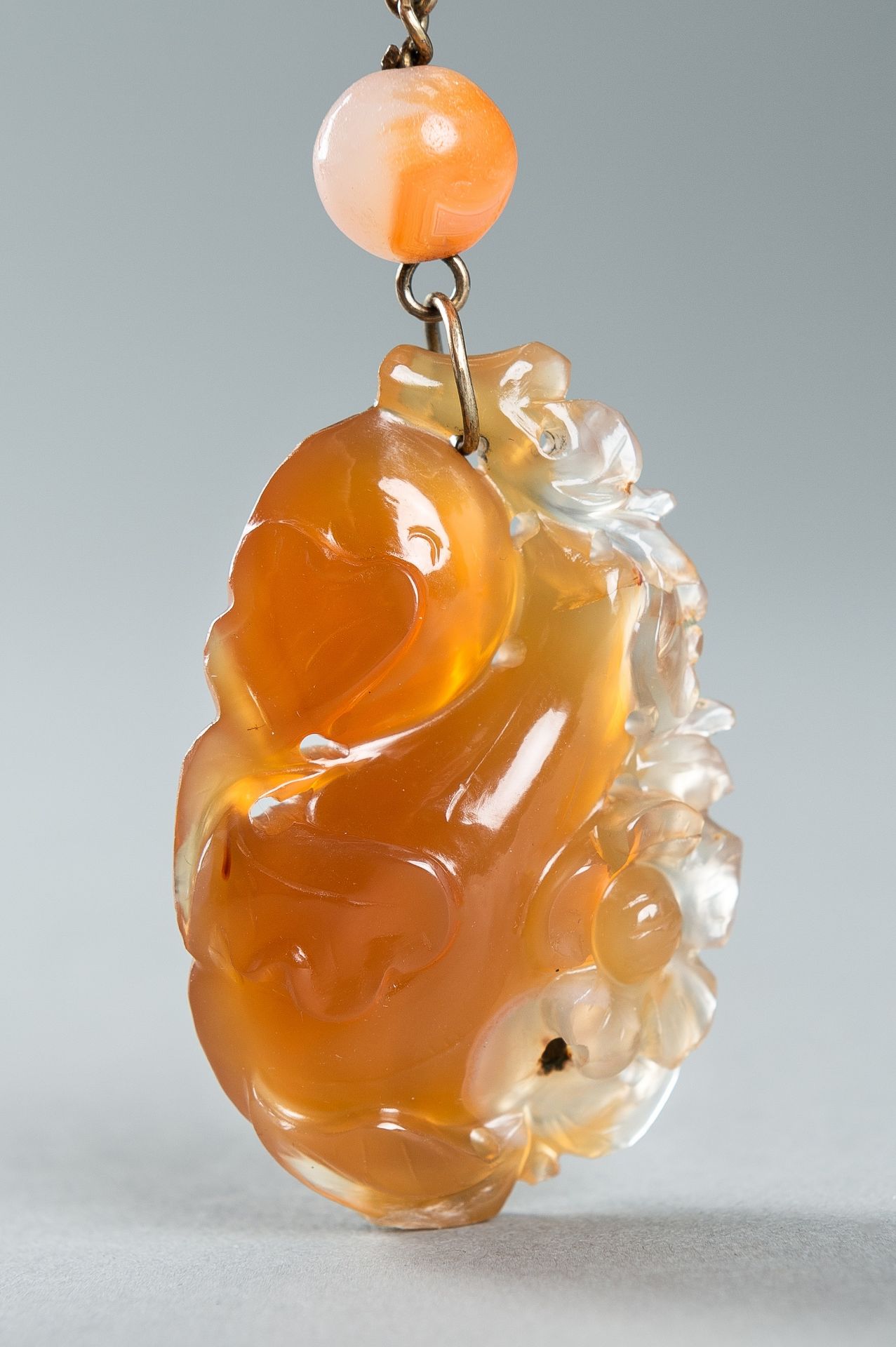 AN AGATE `GROURD AND FLOWERS` PENDANT, 1920s - Image 3 of 10