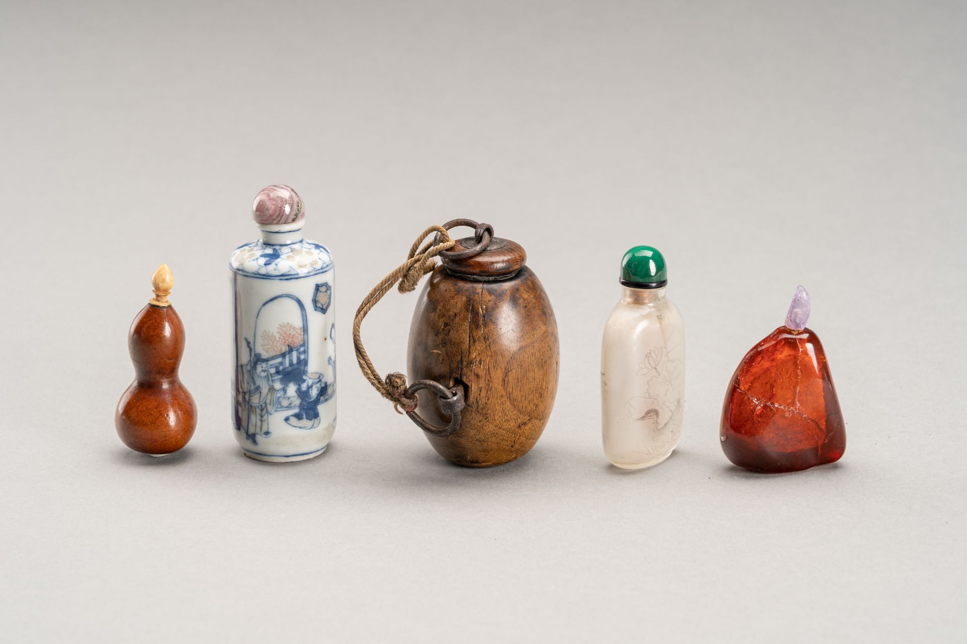 A GROUP OF FIVE SNUFF BOTTLES, c. 1900s - Image 3 of 7